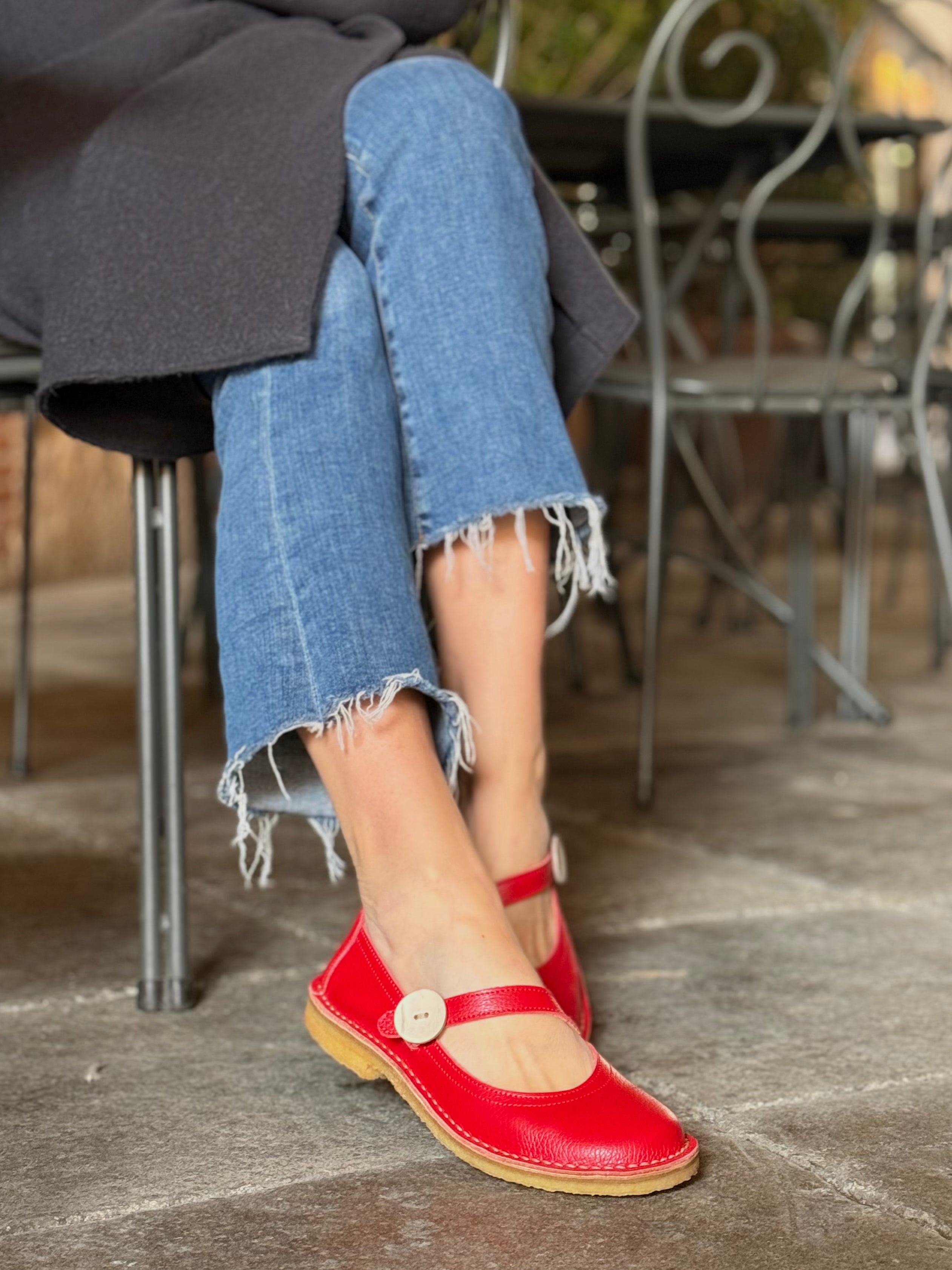 Image of Pou Red ballerina in pelle rossa con bottone artigianale toscana Lagattaconglistivali