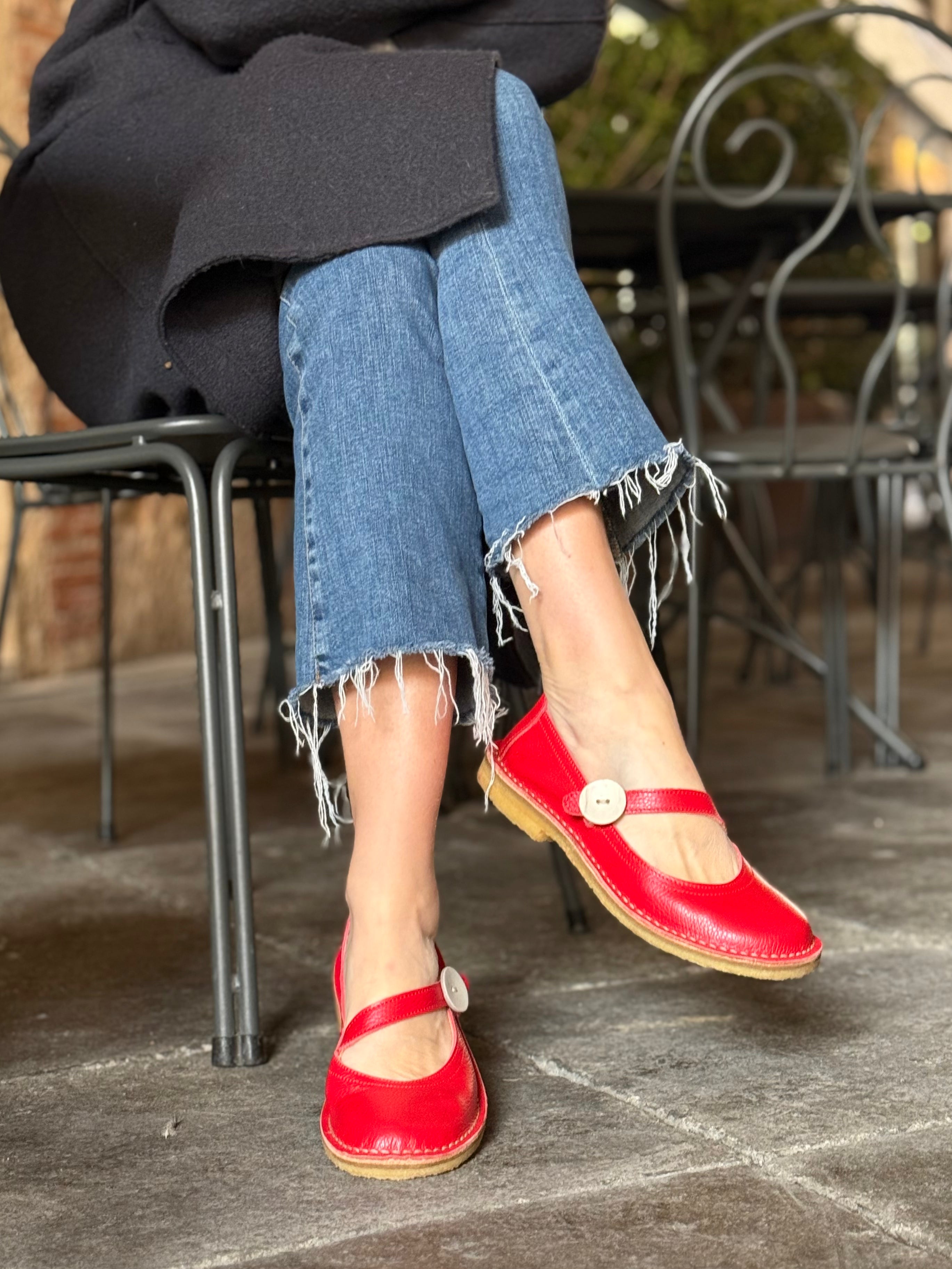Image of Pou Red ballerina in pelle rossa con bottone artigianale toscana Lagattaconglistivali