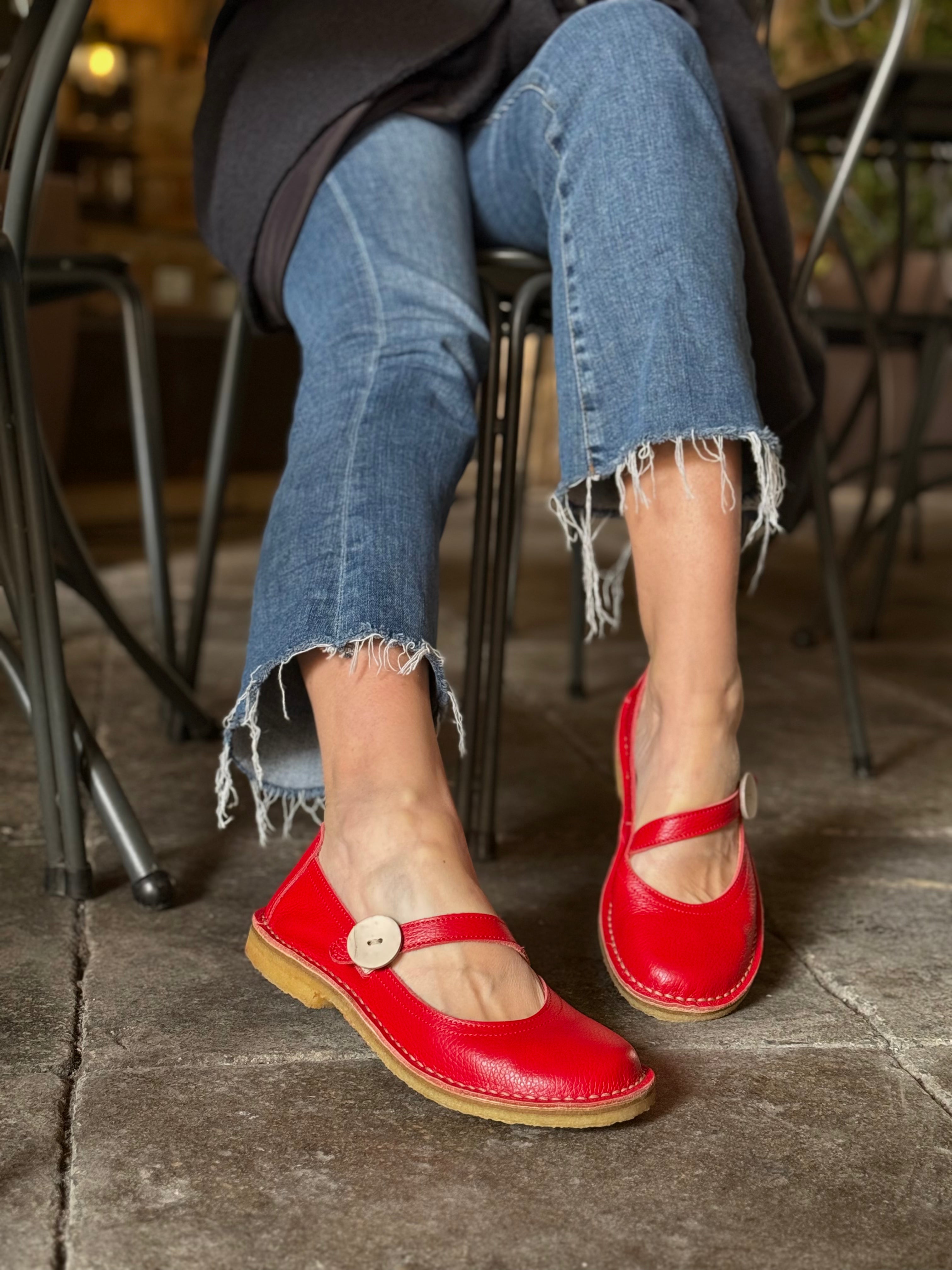 Image of Pou Red ballerina in pelle rossa con bottone artigianale toscana Lagattaconglistivali