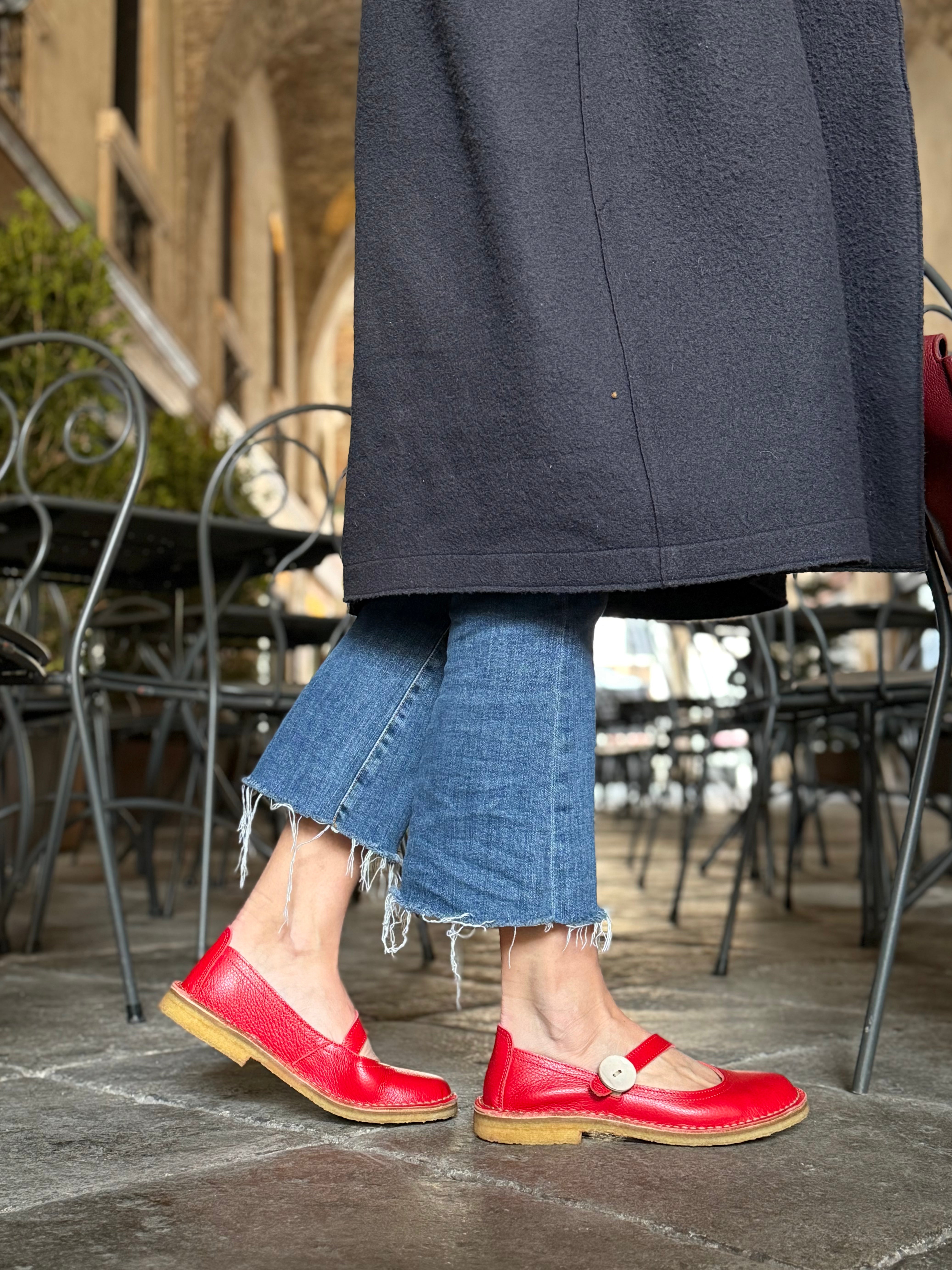 Image of Pou Red ballerina in pelle rossa con bottone artigianale toscana Lagattaconglistivali