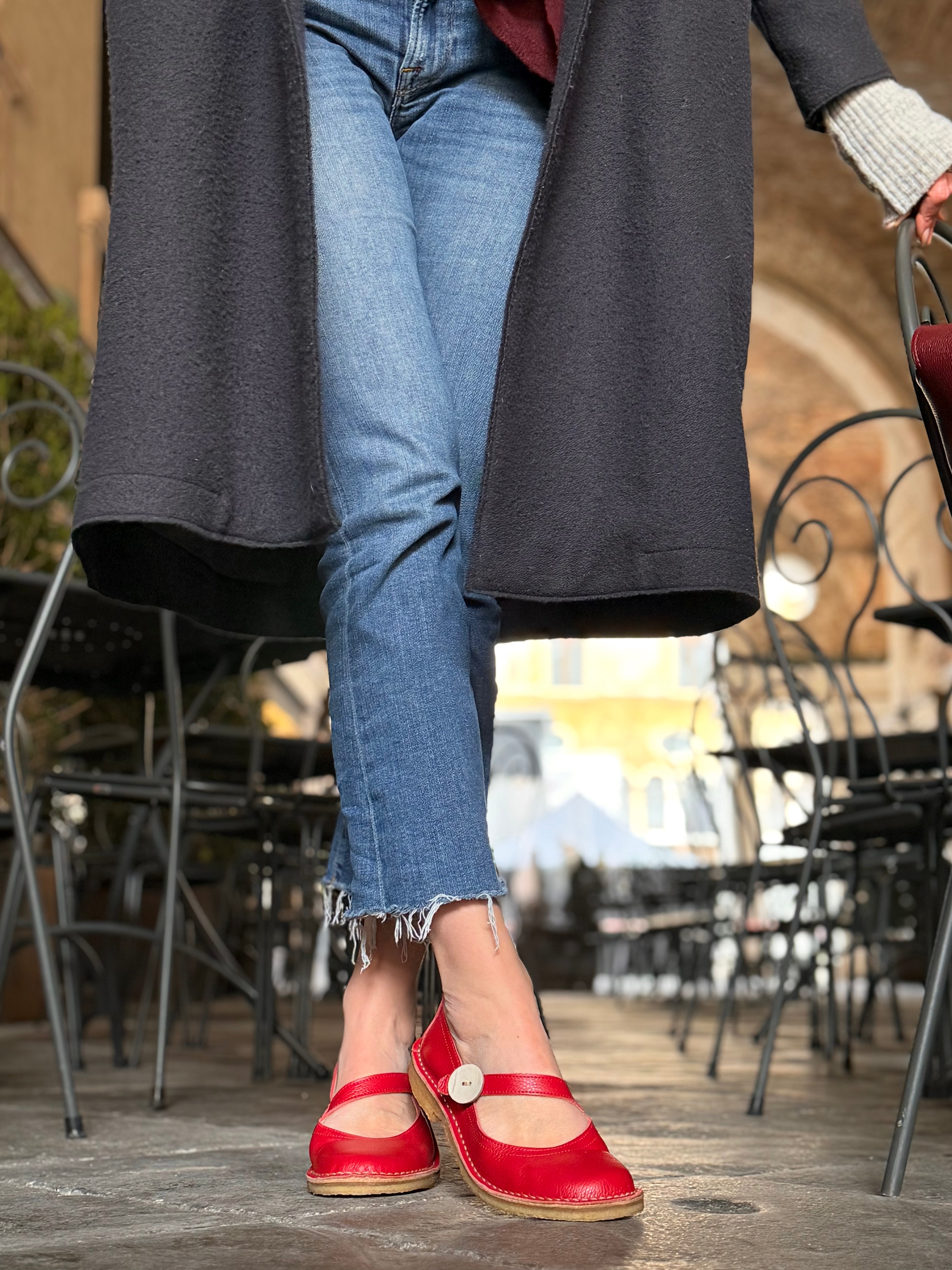 Image of Pou Red ballerina in pelle rossa con bottone artigianale toscana Lagattaconglistivali