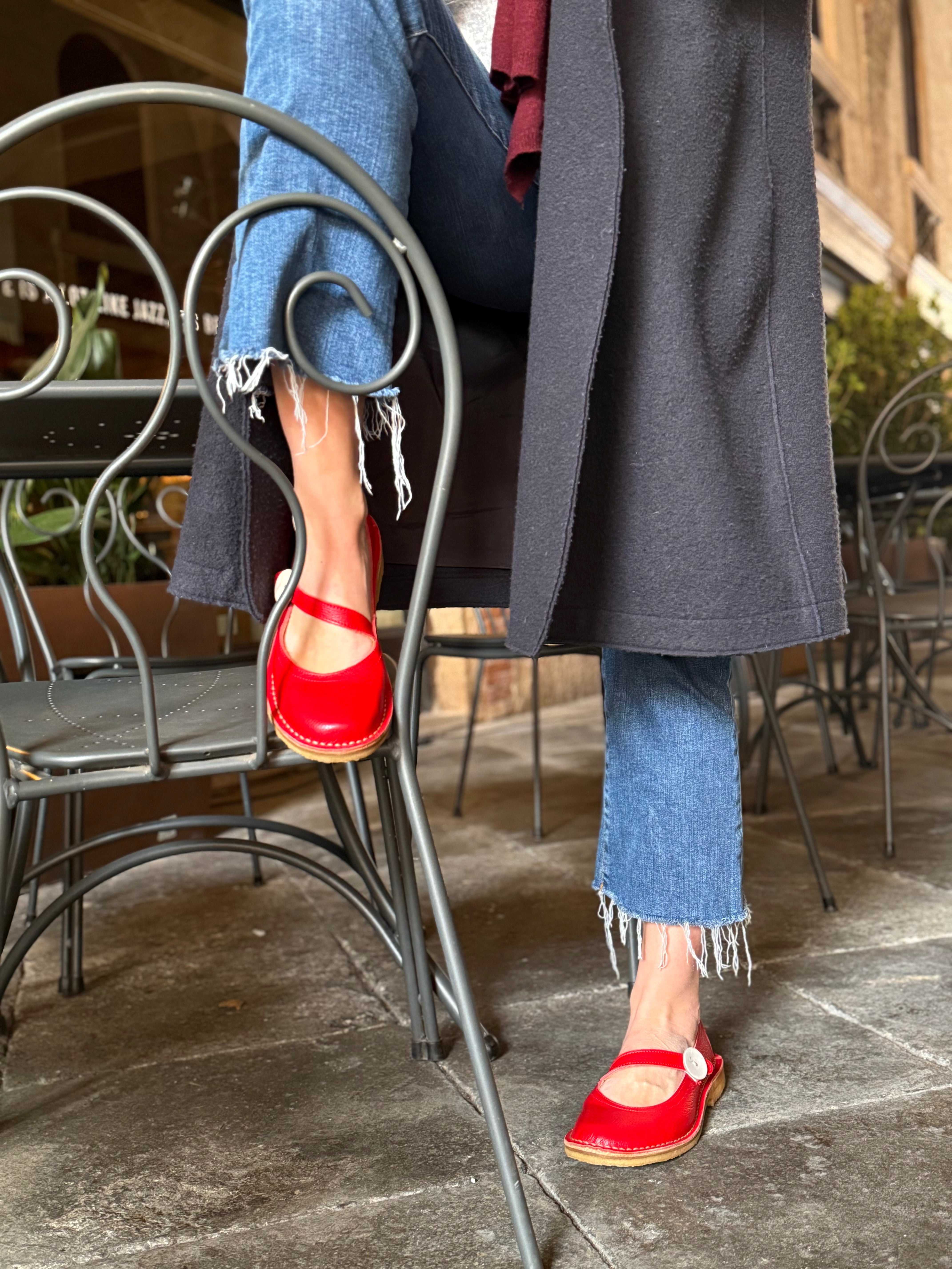 Image of Pou Red ballerina in pelle rossa con bottone artigianale toscana Lagattaconglistivali