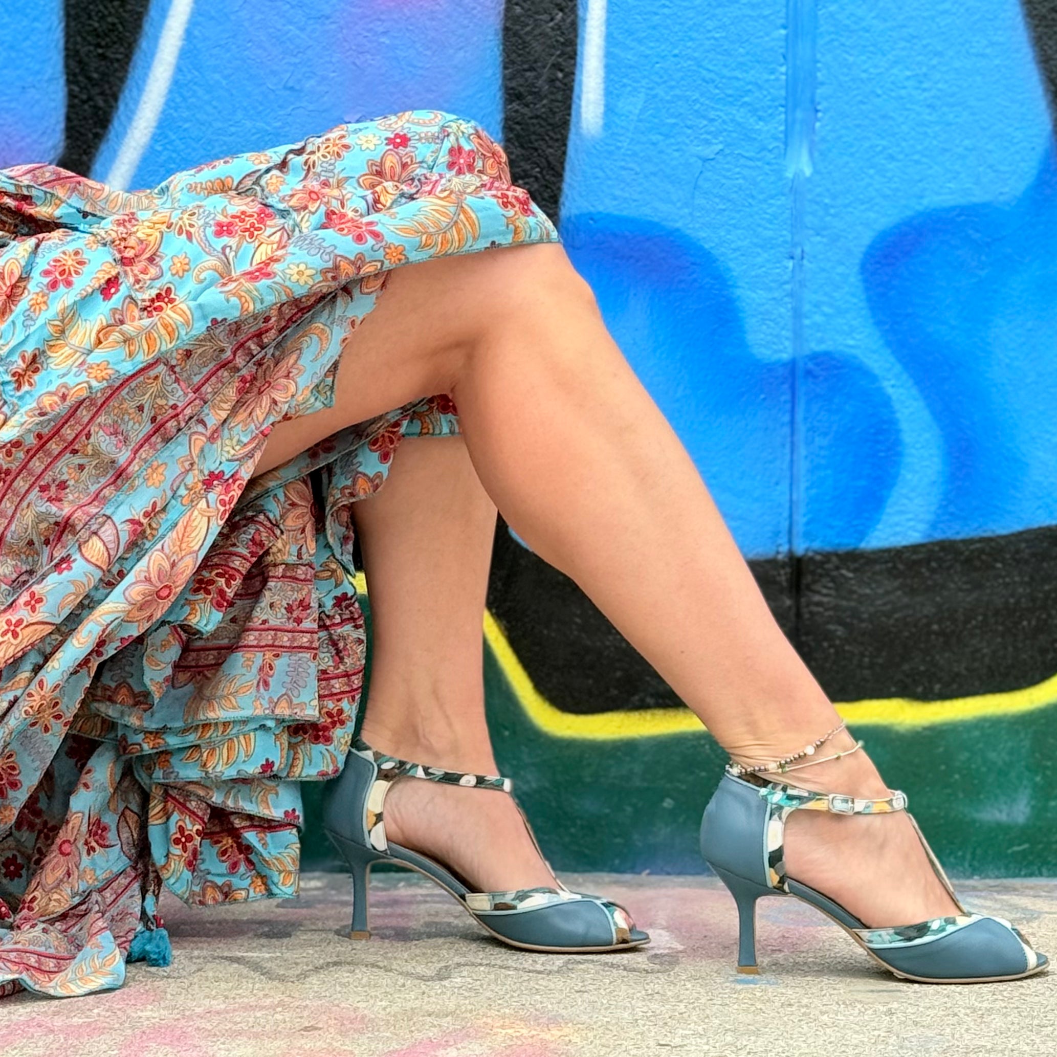 Image of Lanai Blue sandalo t bar in nappa blue e profilo stampa floreale con tacco 7 cm artigianale marchigiano