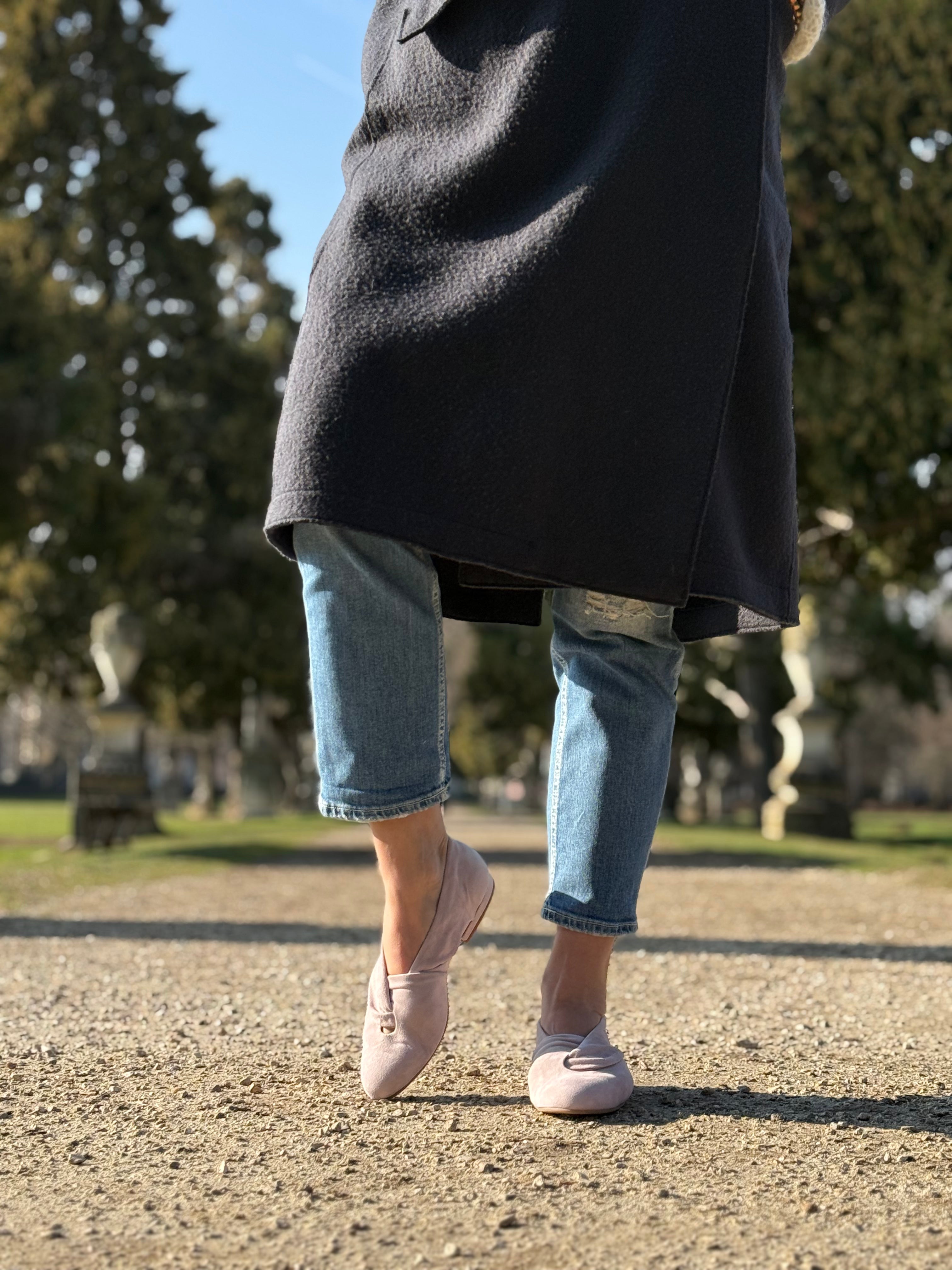 Image of Glenda Rose scarpina bassa in camoscio rosa tacco 1 artigianale toscana