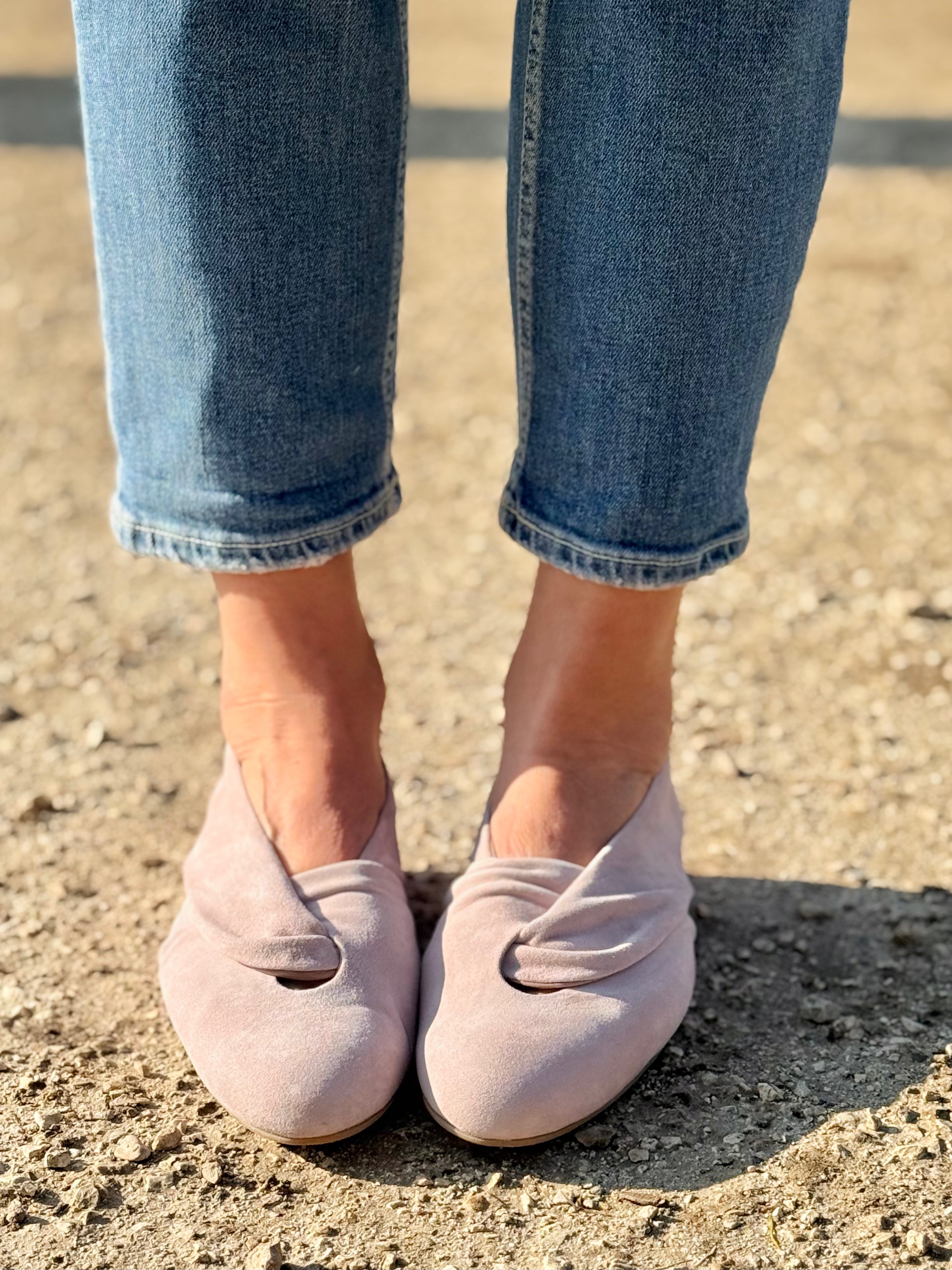 Image of Glenda Rose scarpina bassa in camoscio rosa tacco 1 artigianale toscana