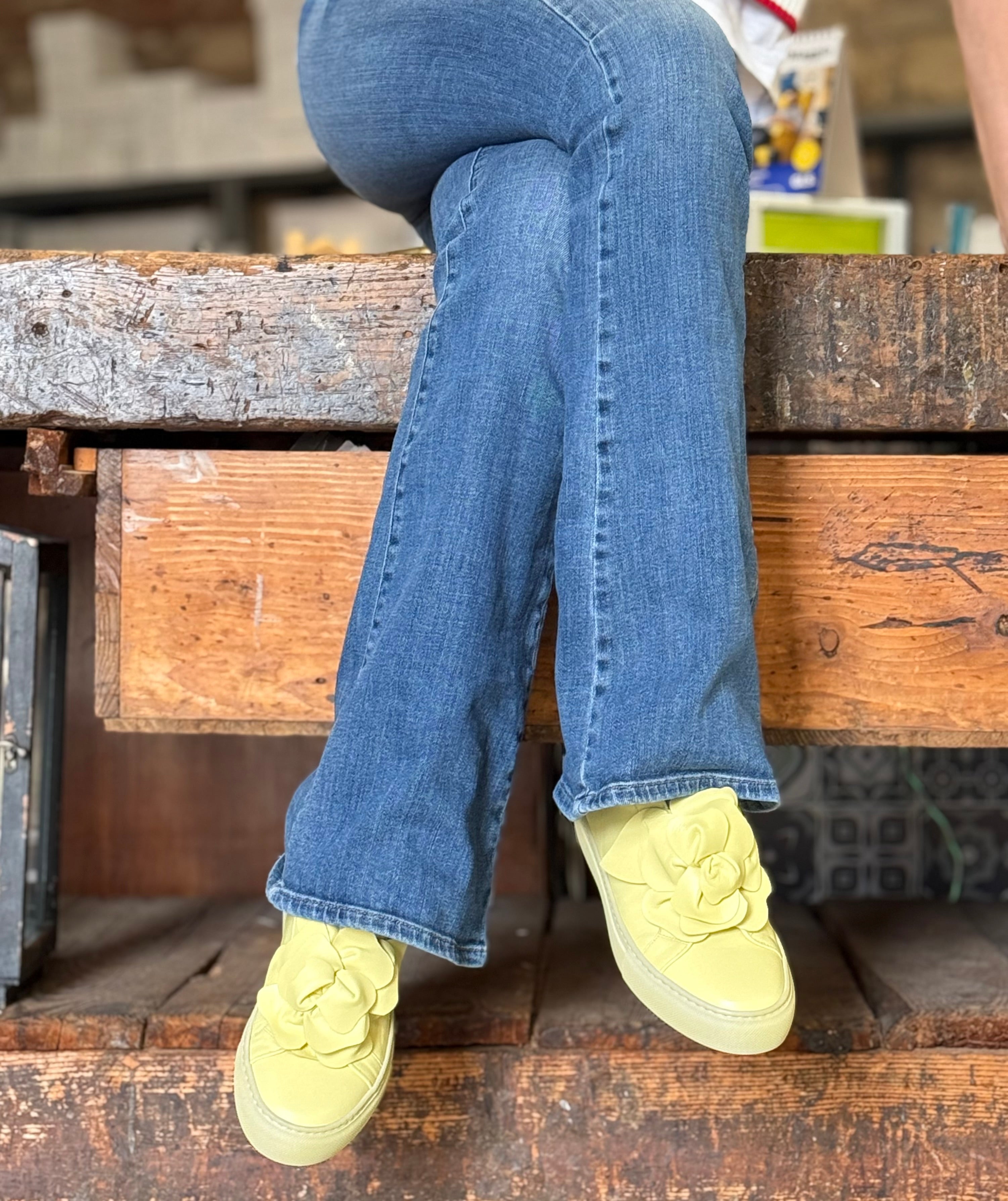 Image of Calla Lime sneaker in nappa gialla con fiore applicato artigianale marchigiano