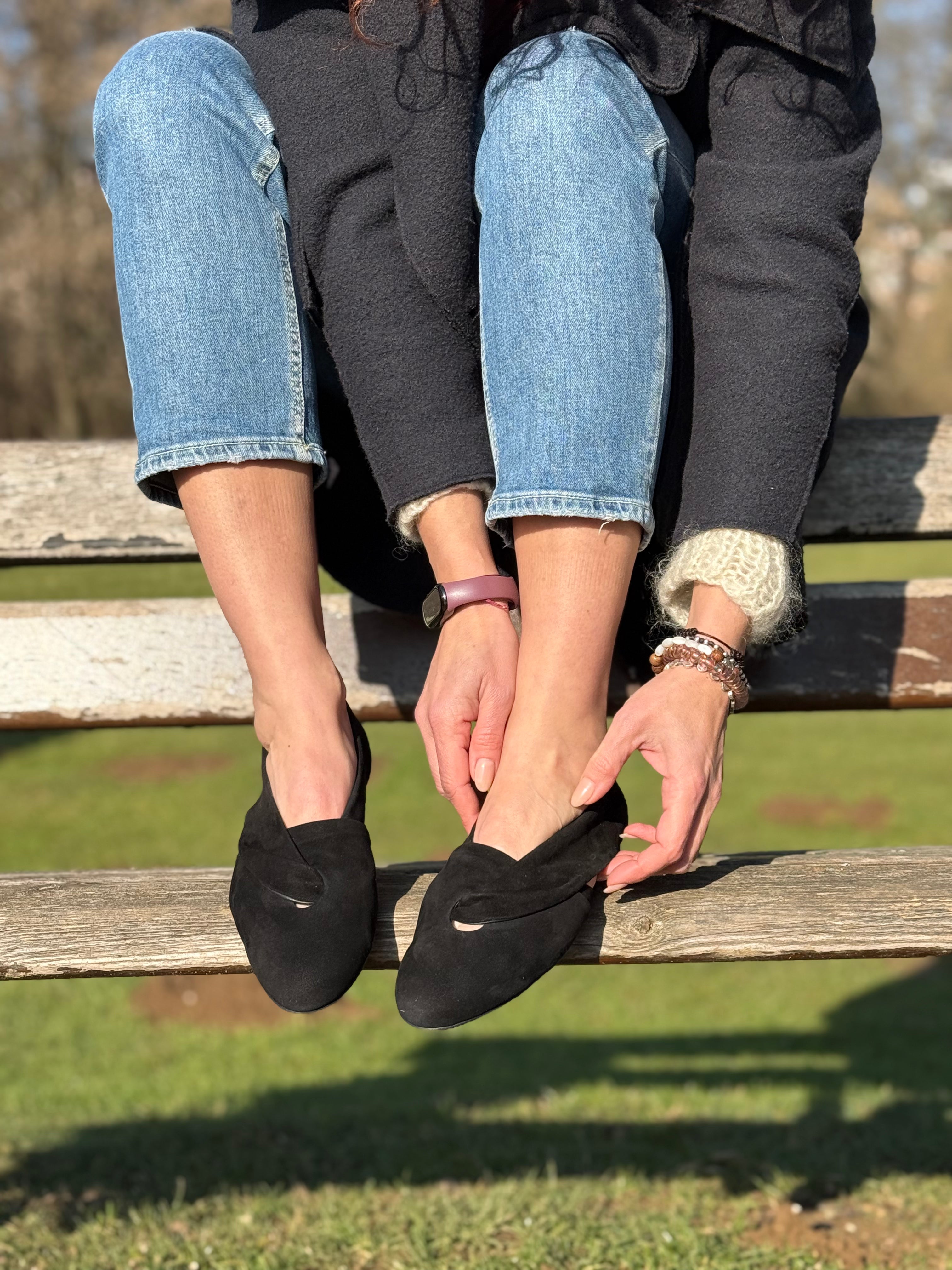 Image of Glenda Black scarpina bassa in camoscio nero tacco 1 artigianale toscana