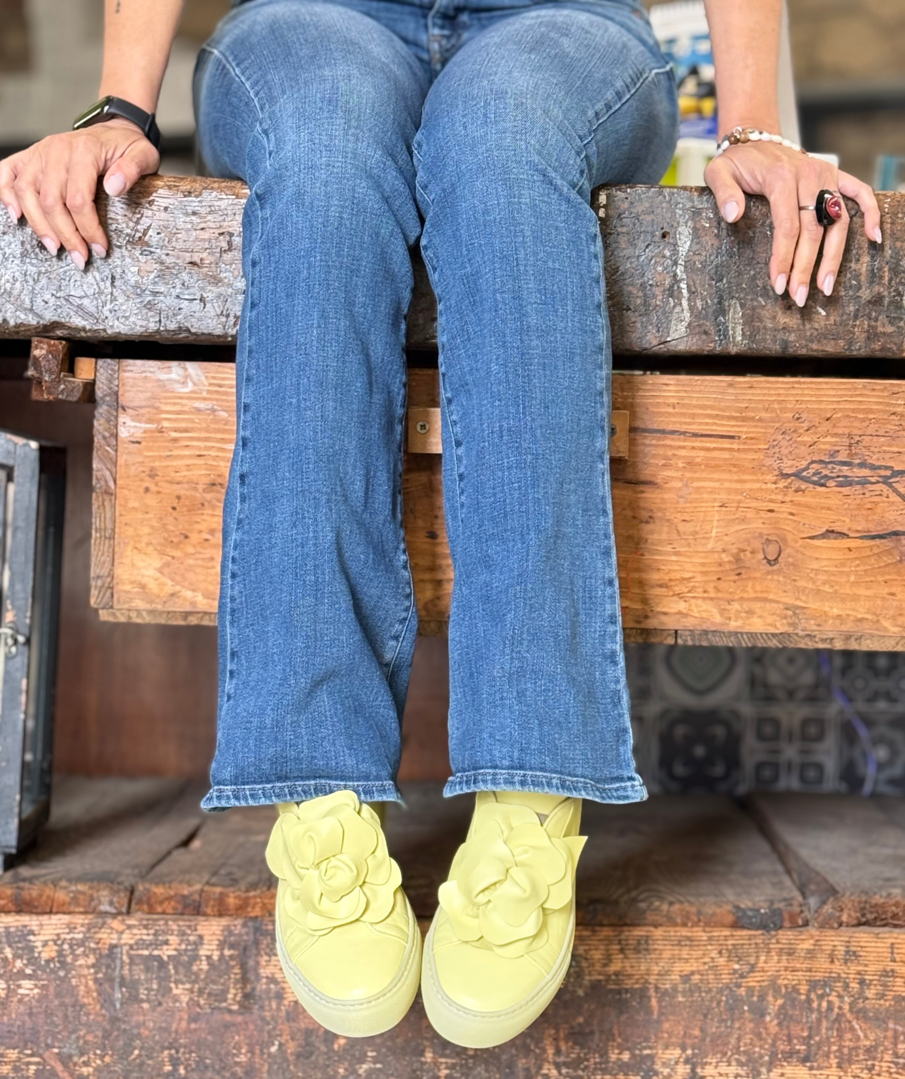 Image of Calla Lime sneaker in nappa gialla con fiore applicato artigianale marchigiano