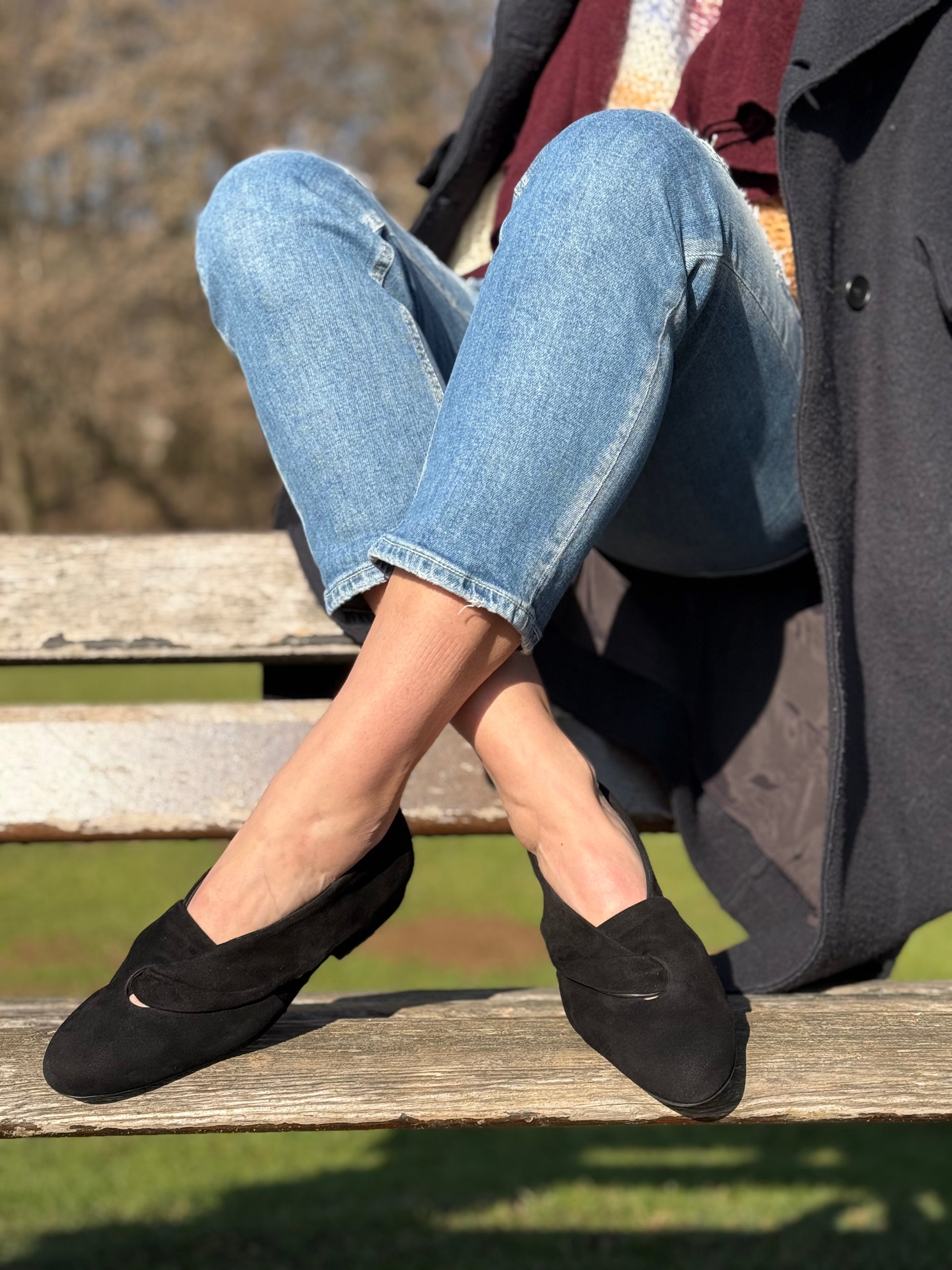 Glenda Black scarpina bassa in camoscio nero tacco 1 artigianale toscana