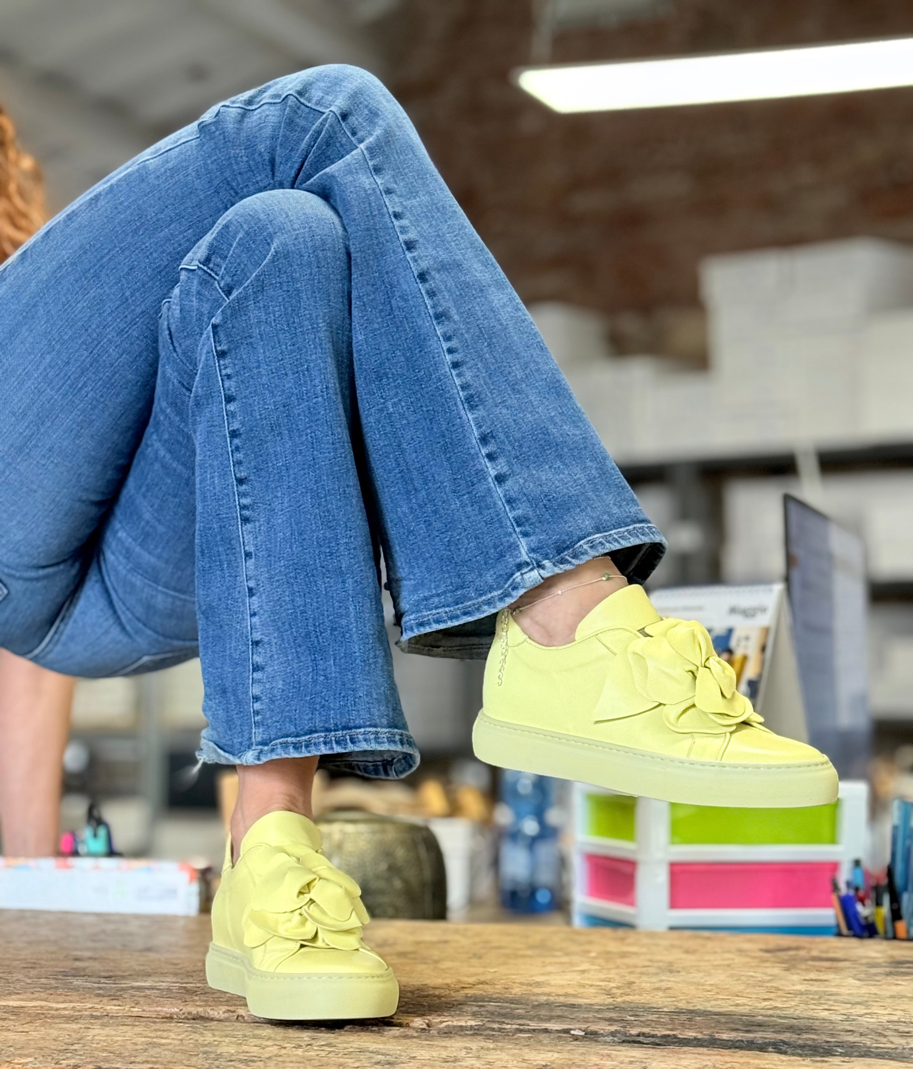 Image of Calla Lime sneaker in nappa gialla con fiore applicato artigianale marchigiano