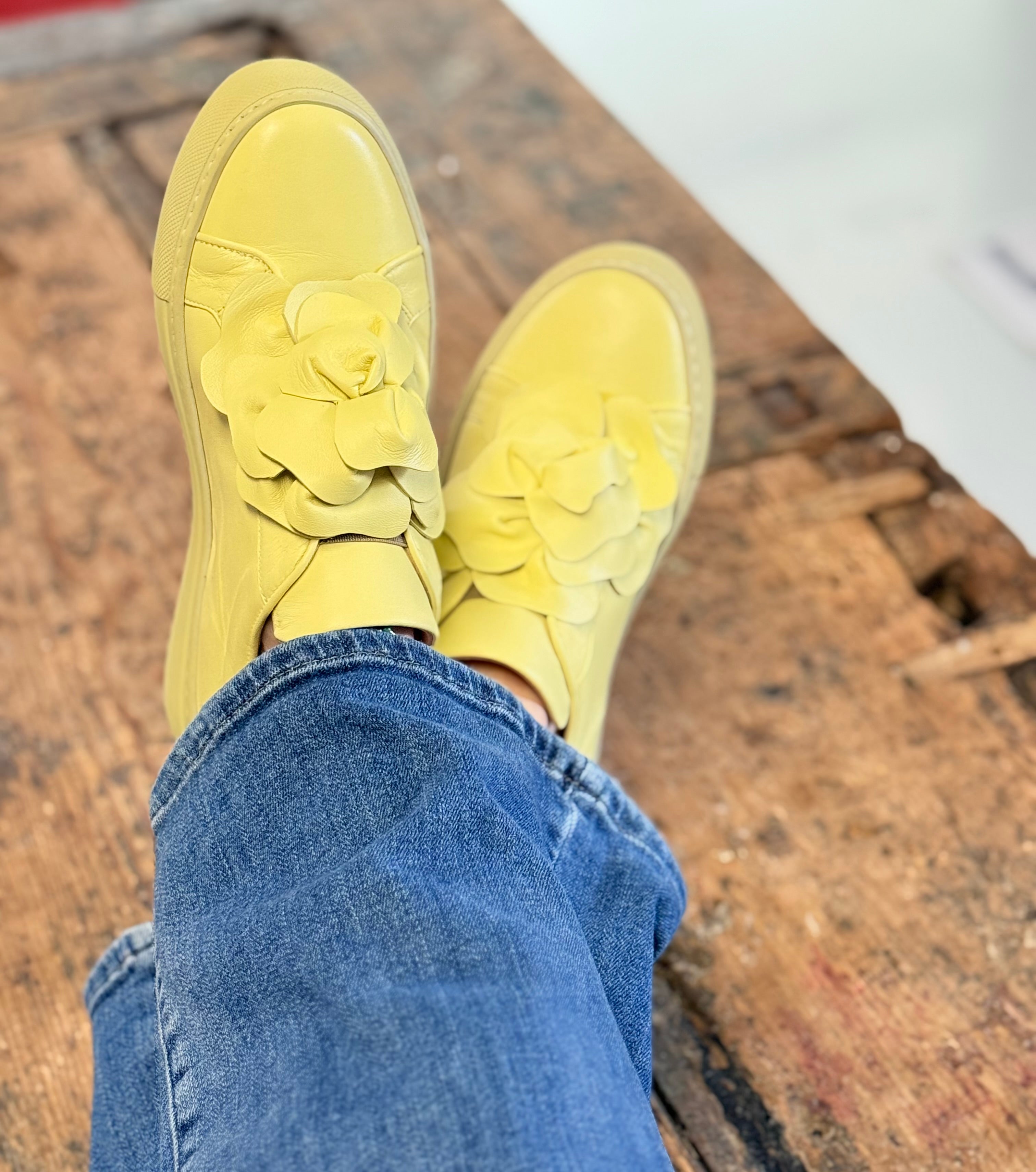 Image of Calla Lime sneaker in nappa gialla con fiore applicato artigianale marchigiano