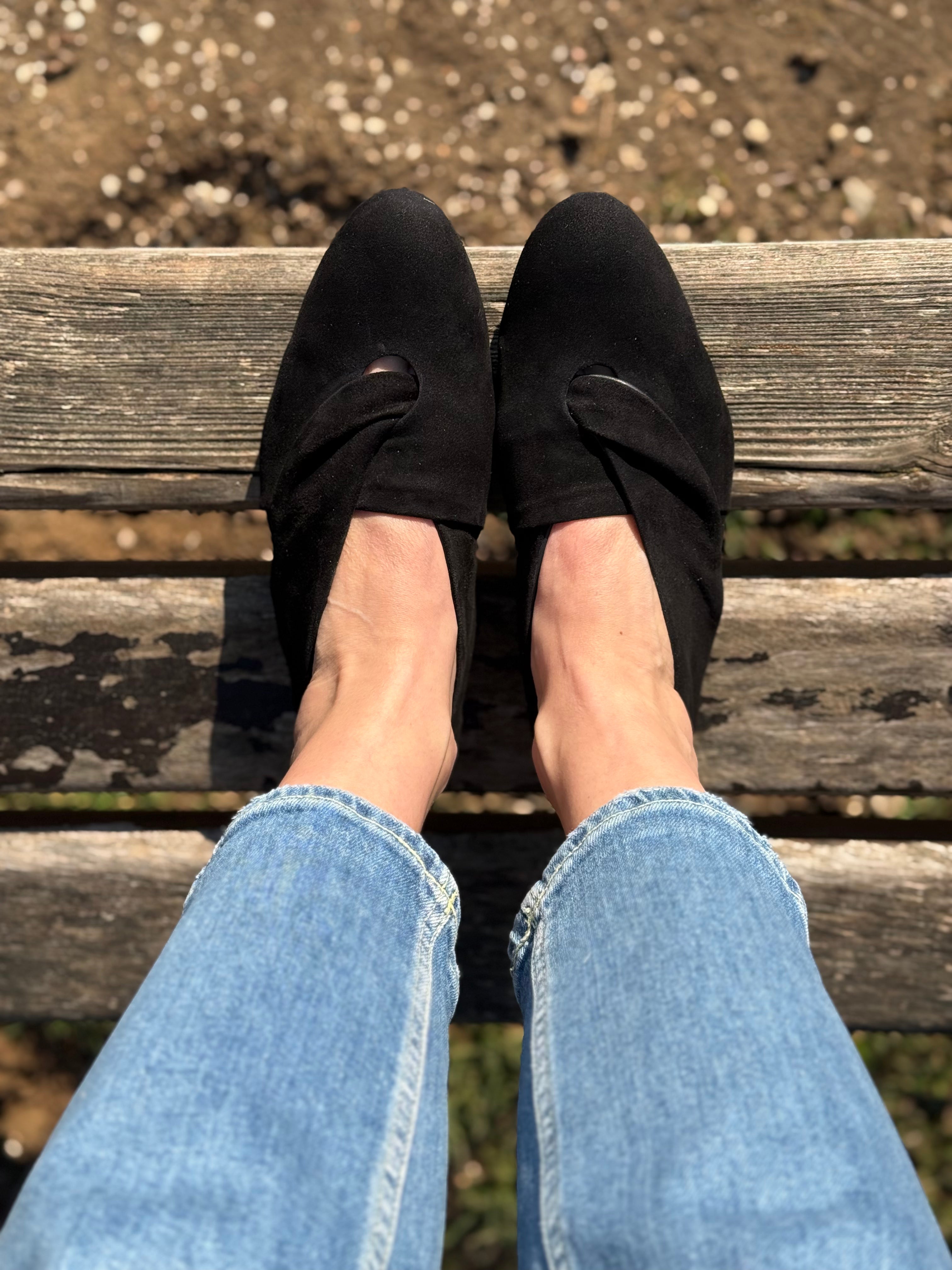 Image of Glenda Black scarpina bassa in camoscio nero tacco 1 artigianale toscana