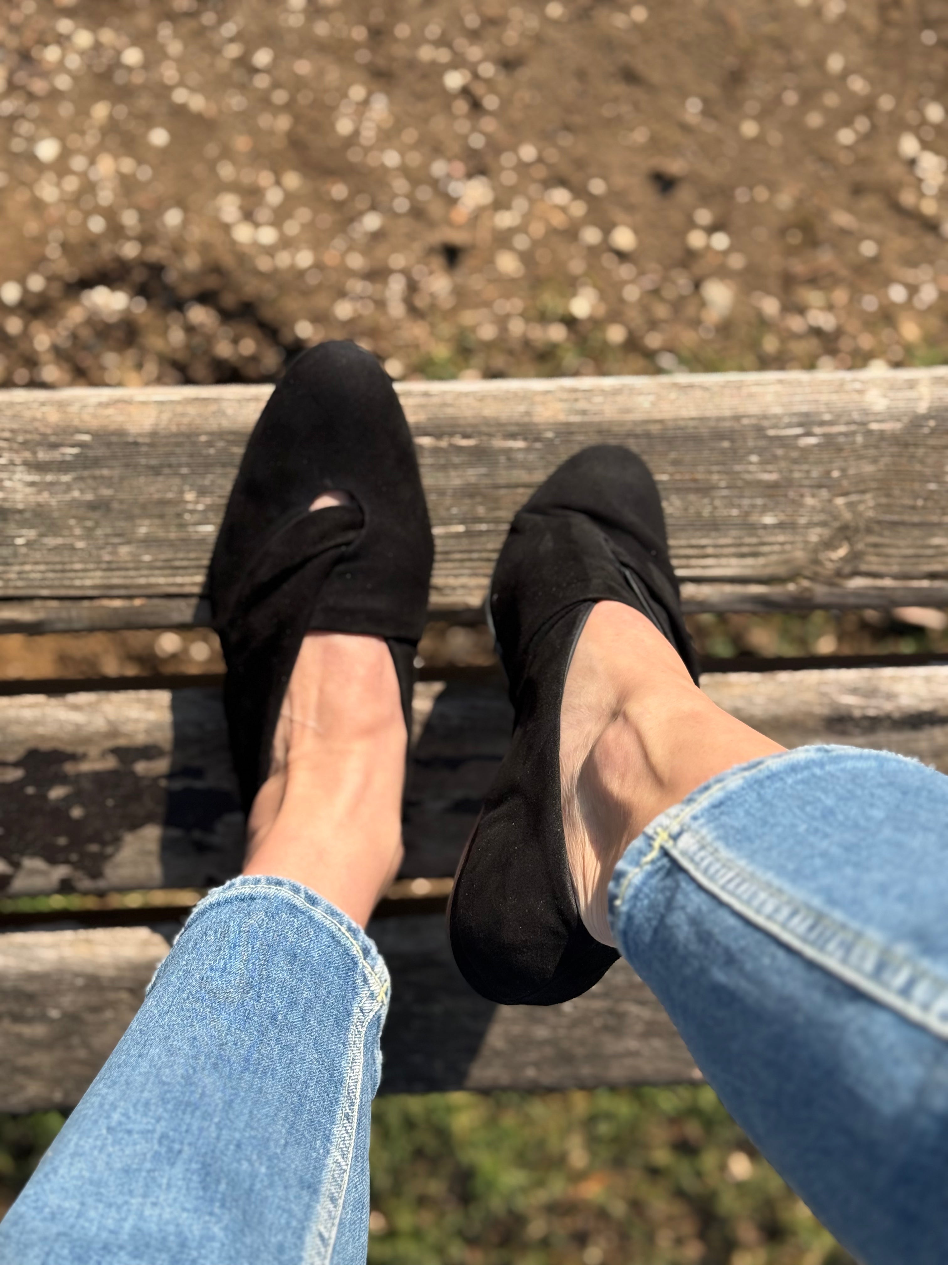 Image of Glenda Black scarpina bassa in camoscio nero tacco 1 artigianale toscana