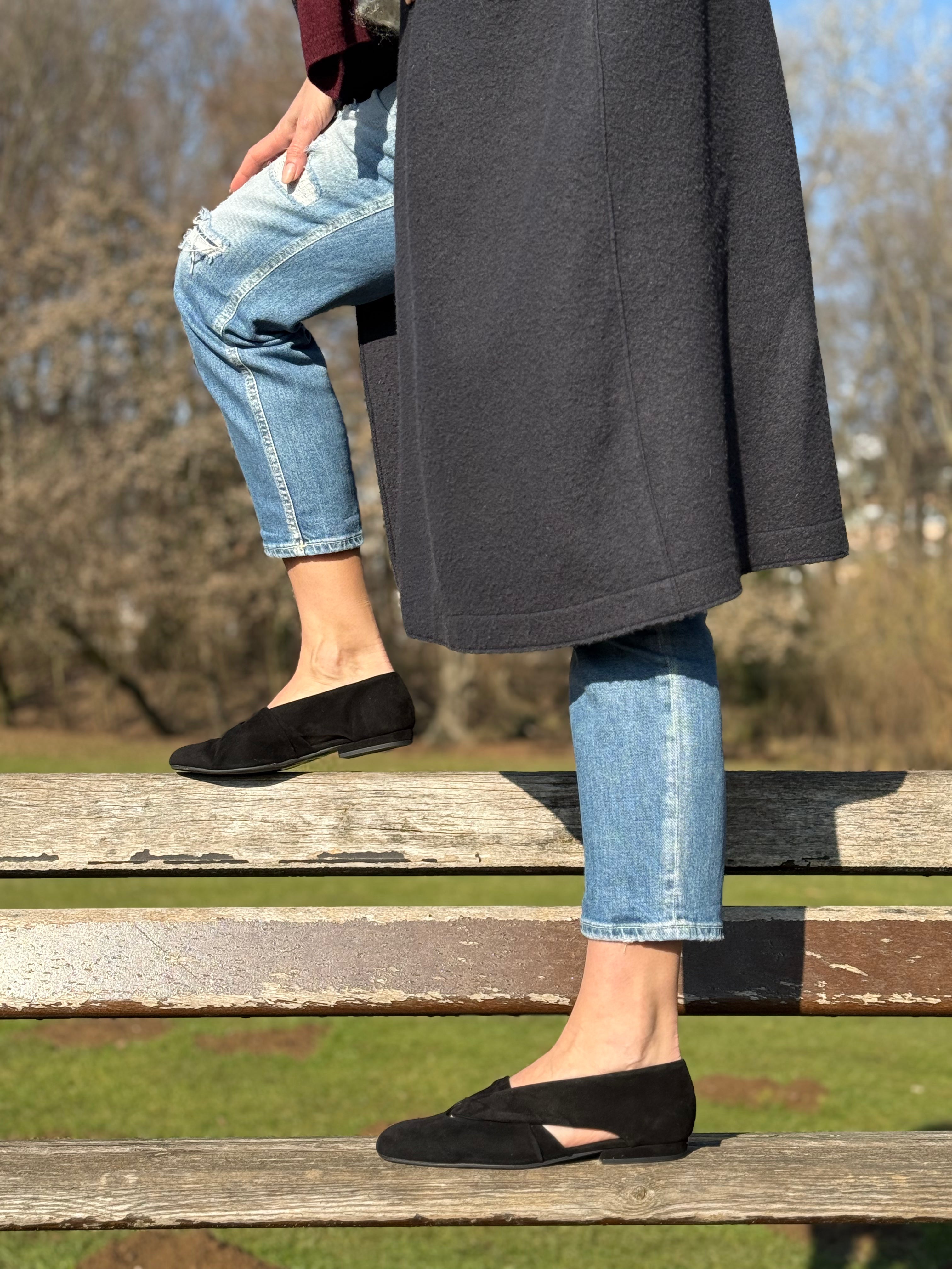 Image of Glenda Black scarpina bassa in camoscio nero tacco 1 artigianale toscana