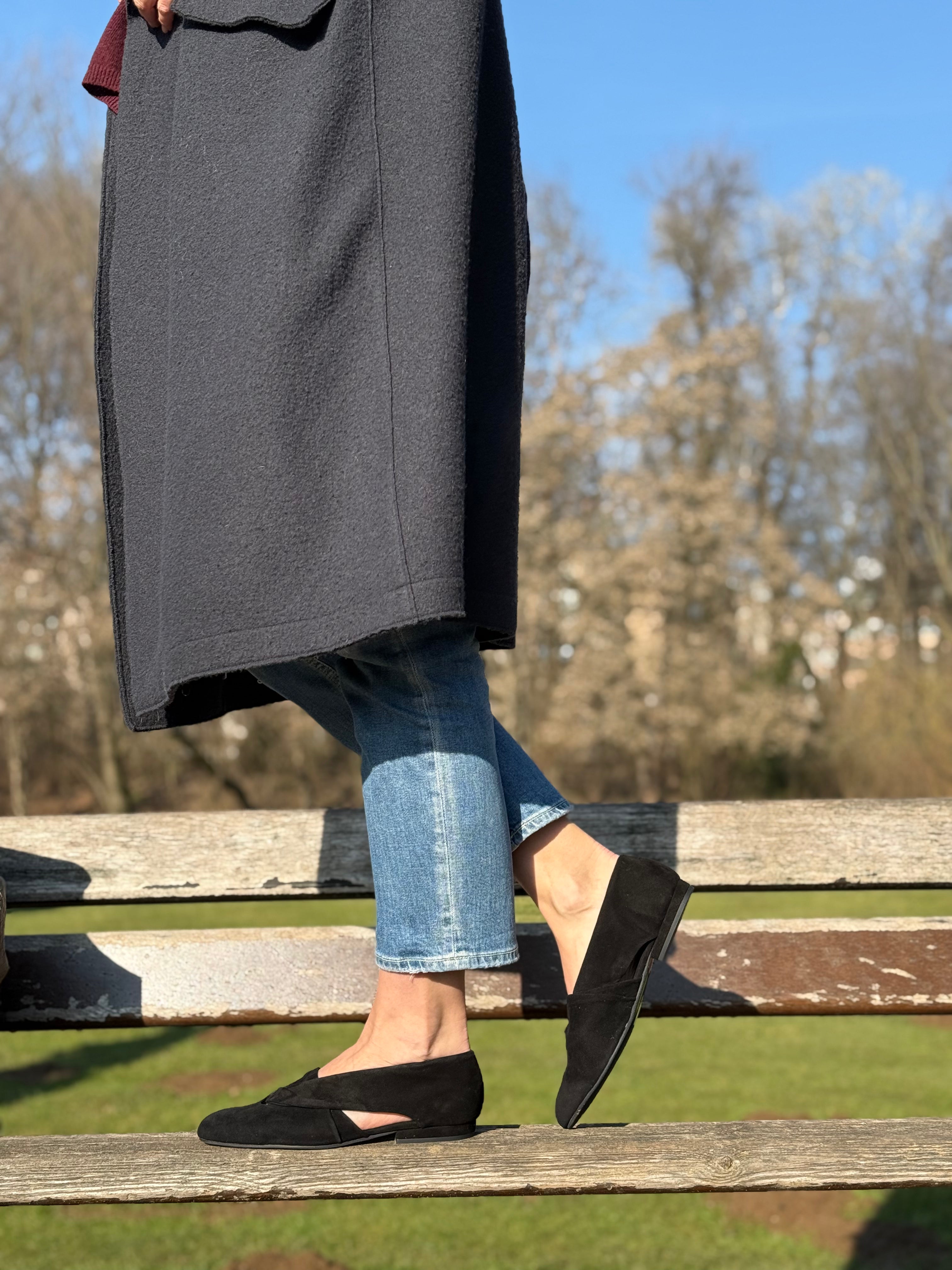 Image of Glenda Black scarpina bassa in camoscio nero tacco 1 artigianale toscana