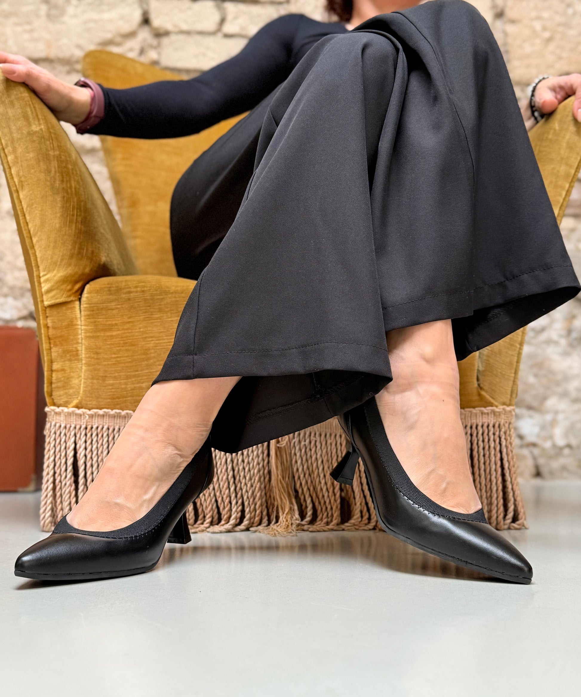 Fujy Black decollete' in nappa nera con elastico tacco 5 artigianale marchigiana