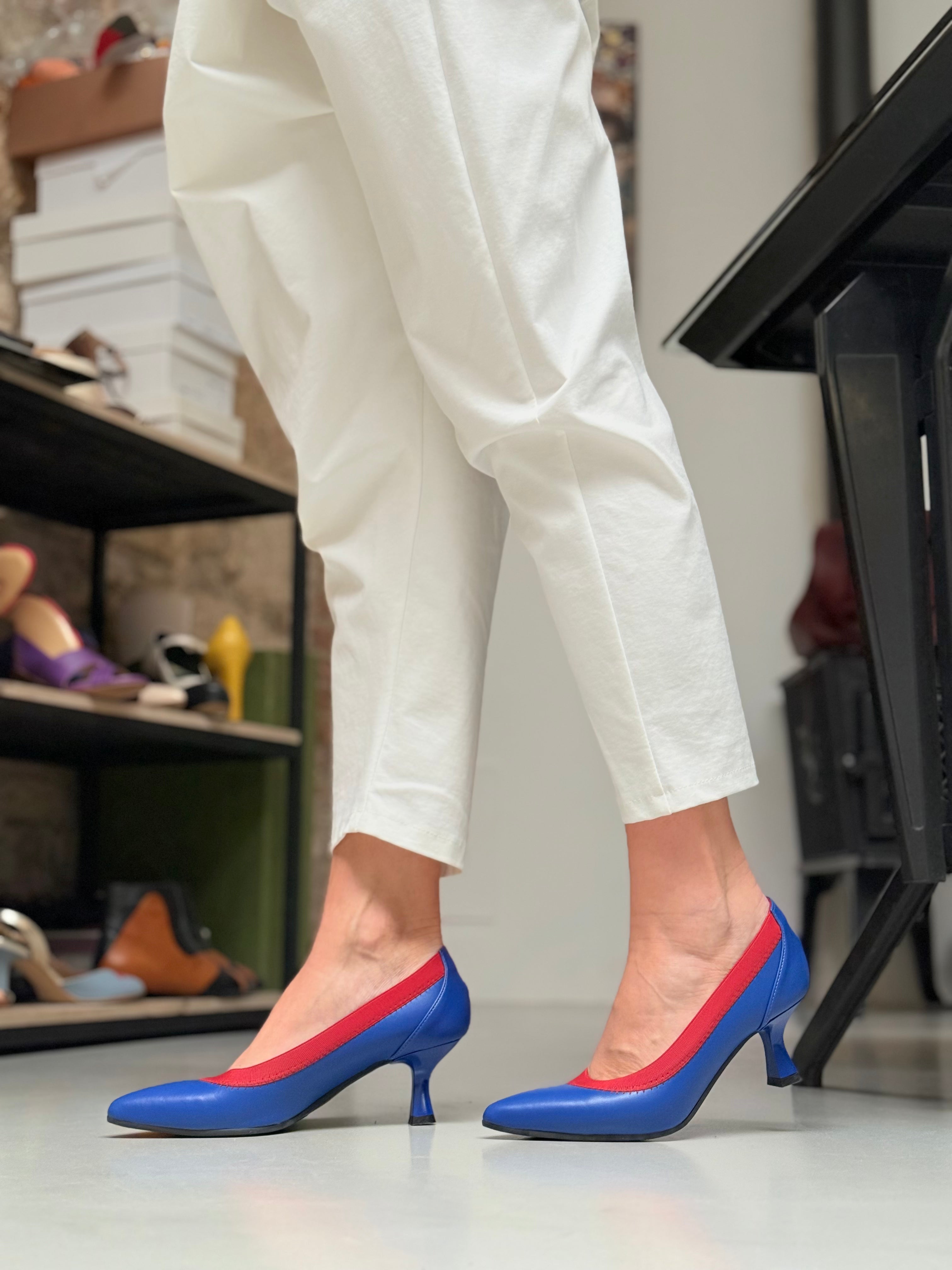 Image of Fujy Bluette decollete' in nappa blu con elastico rosso tacco 5 artigianale marchigiana