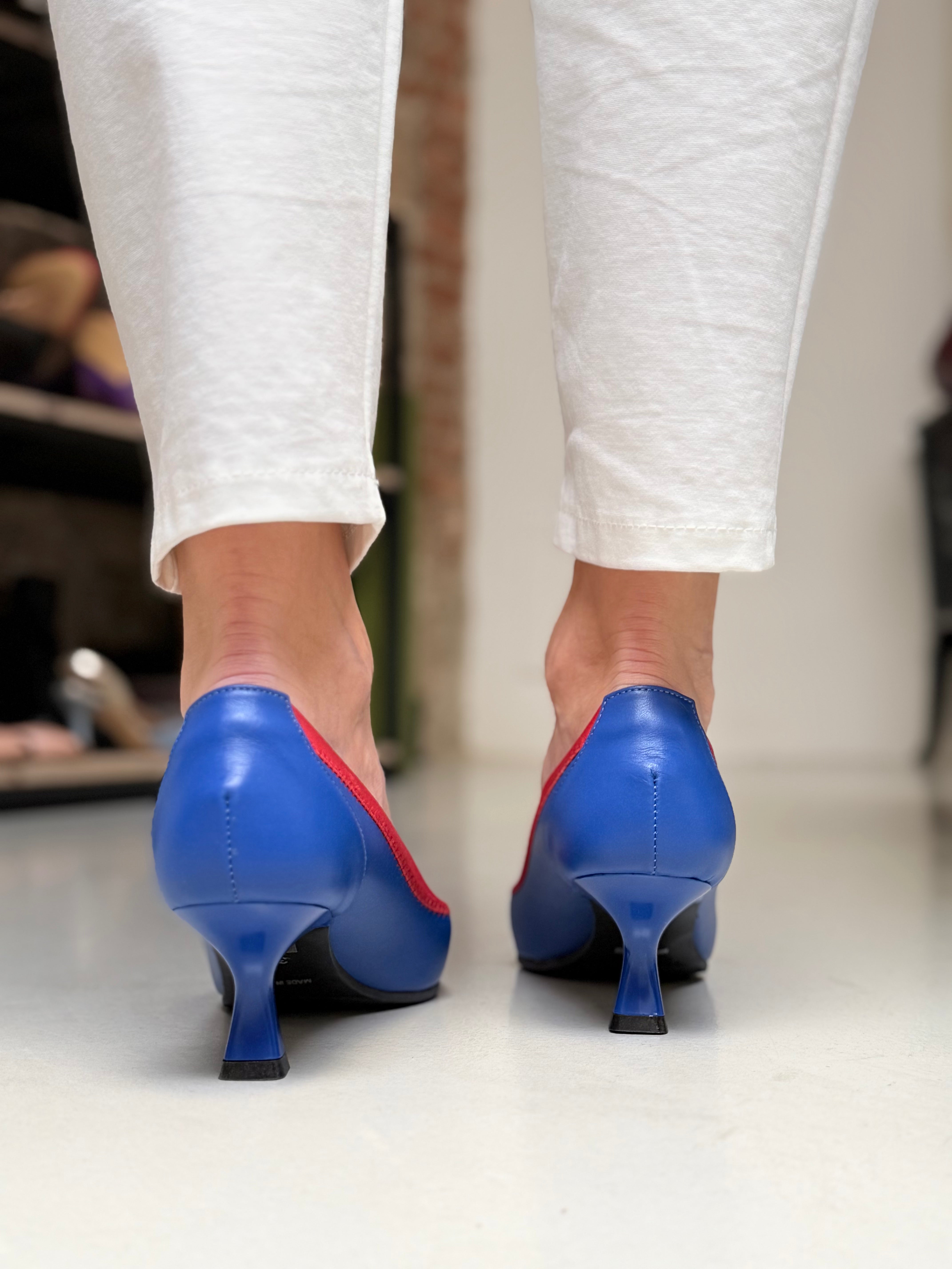Image of Fujy Bluette decollete' in nappa blu con elastico rosso tacco 5 artigianale marchigiana