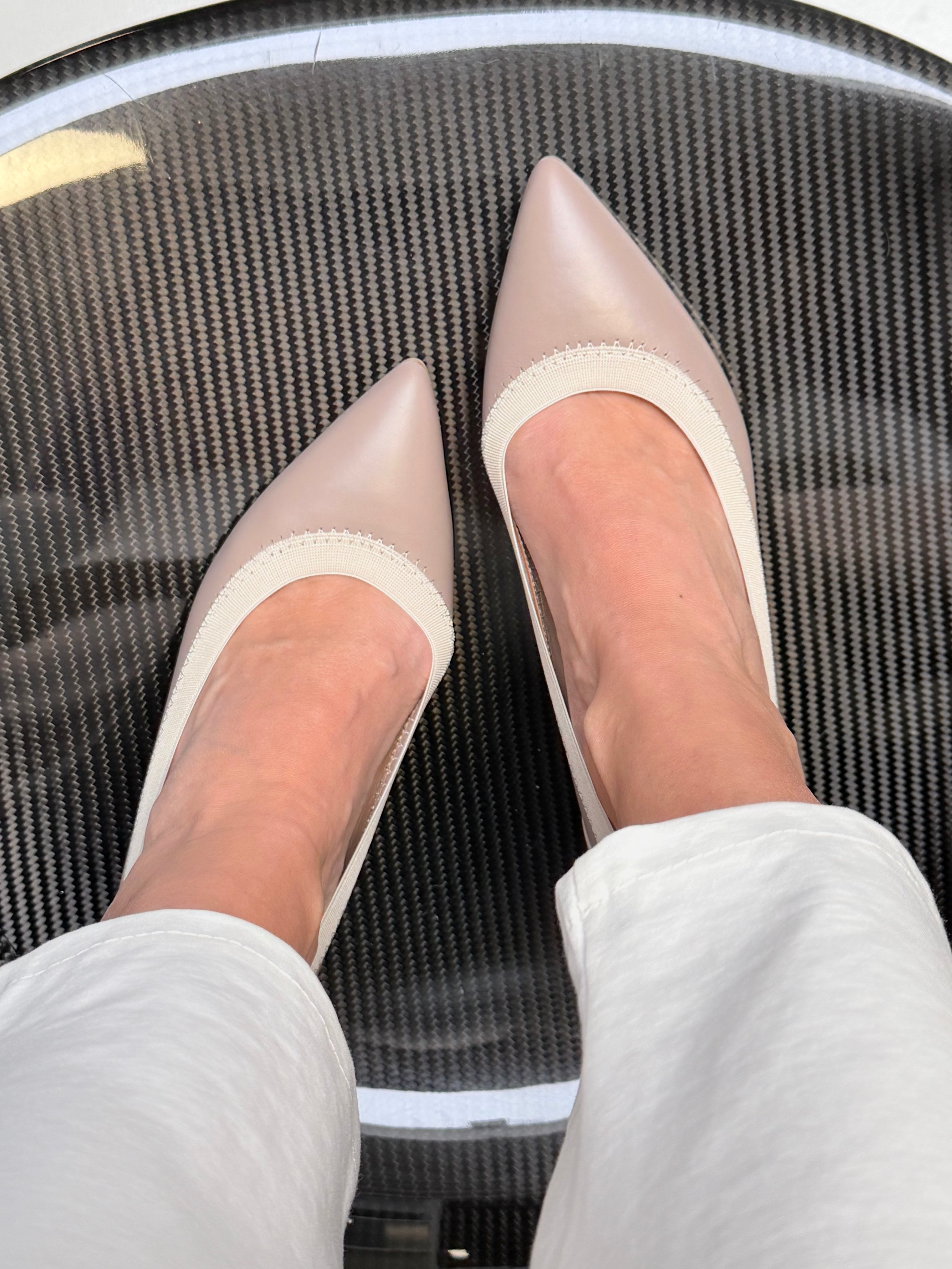 Image of Fujy Beige decollete' in nappa beige con elastico panna tacco 5 artigianale marchigiana