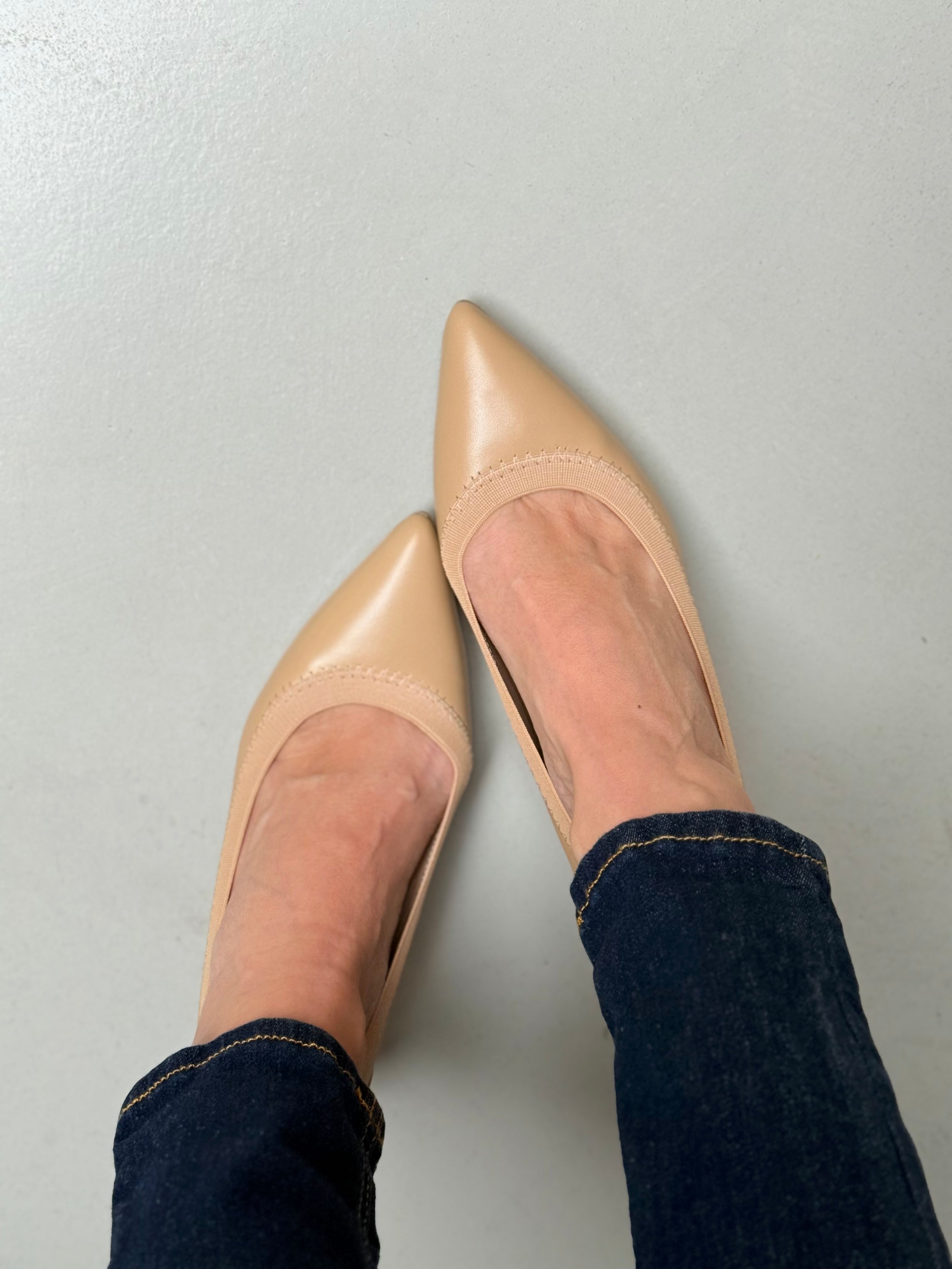 Image of Fujy Hazel decollete' in nappa nocciola con elastico tacco 5 artigianale marchigiana