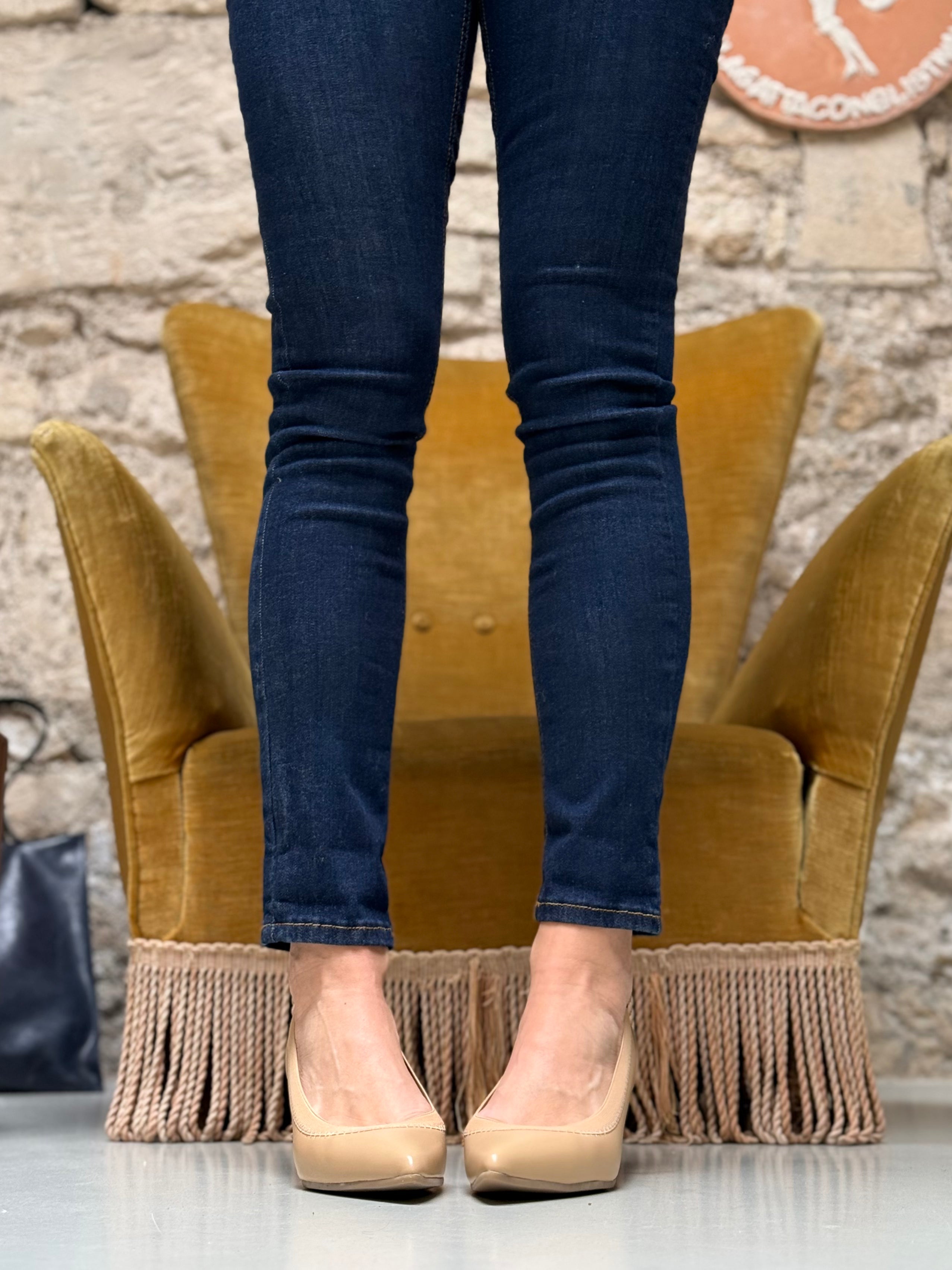 Image of Fujy Hazel decollete' in nappa nocciola con elastico tacco 5 artigianale marchigiana