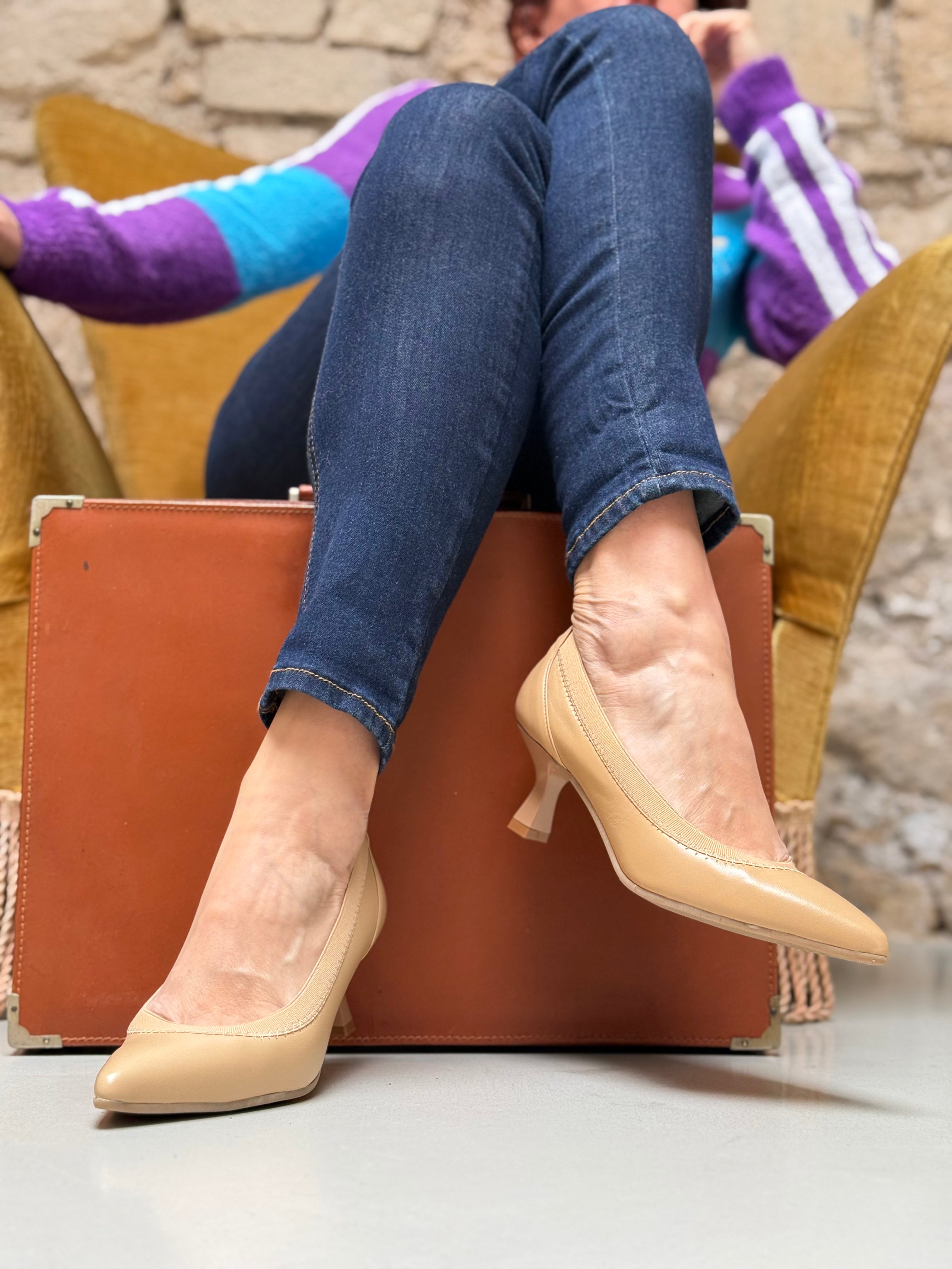 Image of Fujy Hazel decollete' in nappa nocciola con elastico tacco 5 artigianale marchigiana