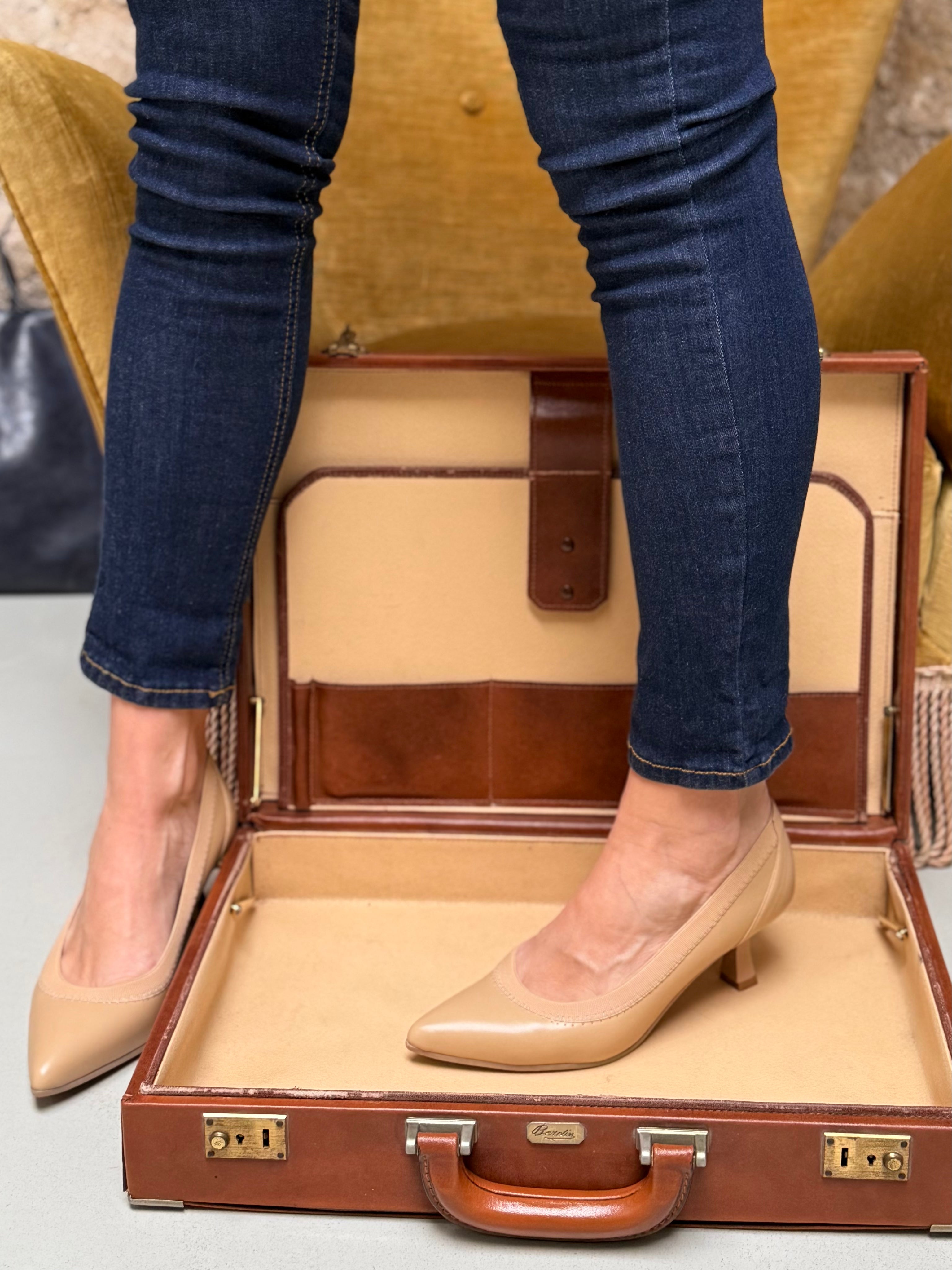 Image of Fujy Hazel decollete' in nappa nocciola con elastico tacco 5 artigianale marchigiana