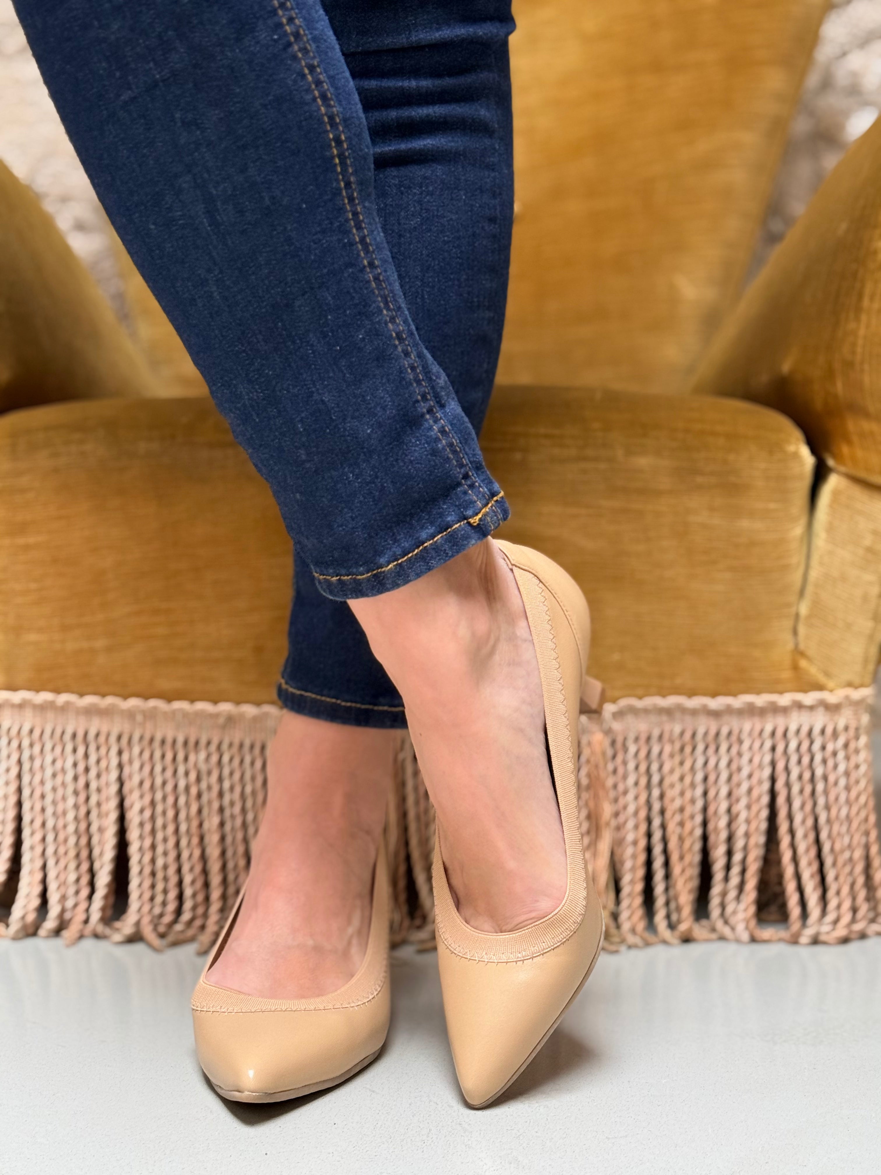 Image of Fujy Hazel decollete' in nappa nocciola con elastico tacco 5 artigianale marchigiana