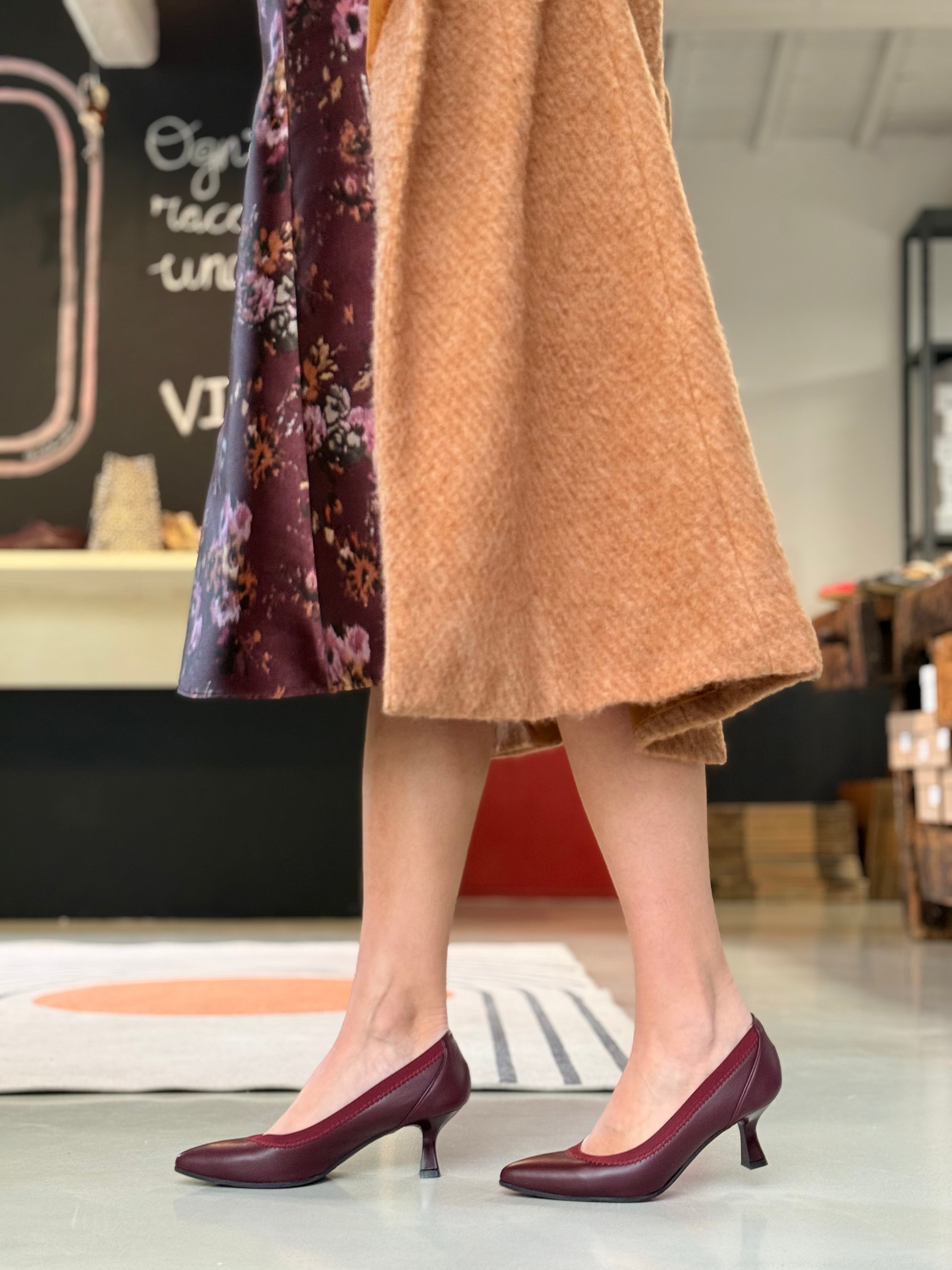 Image of Fujy Wine decollete' in nappa bordeaux con elastico tacco 5 artigianale marchigiana
