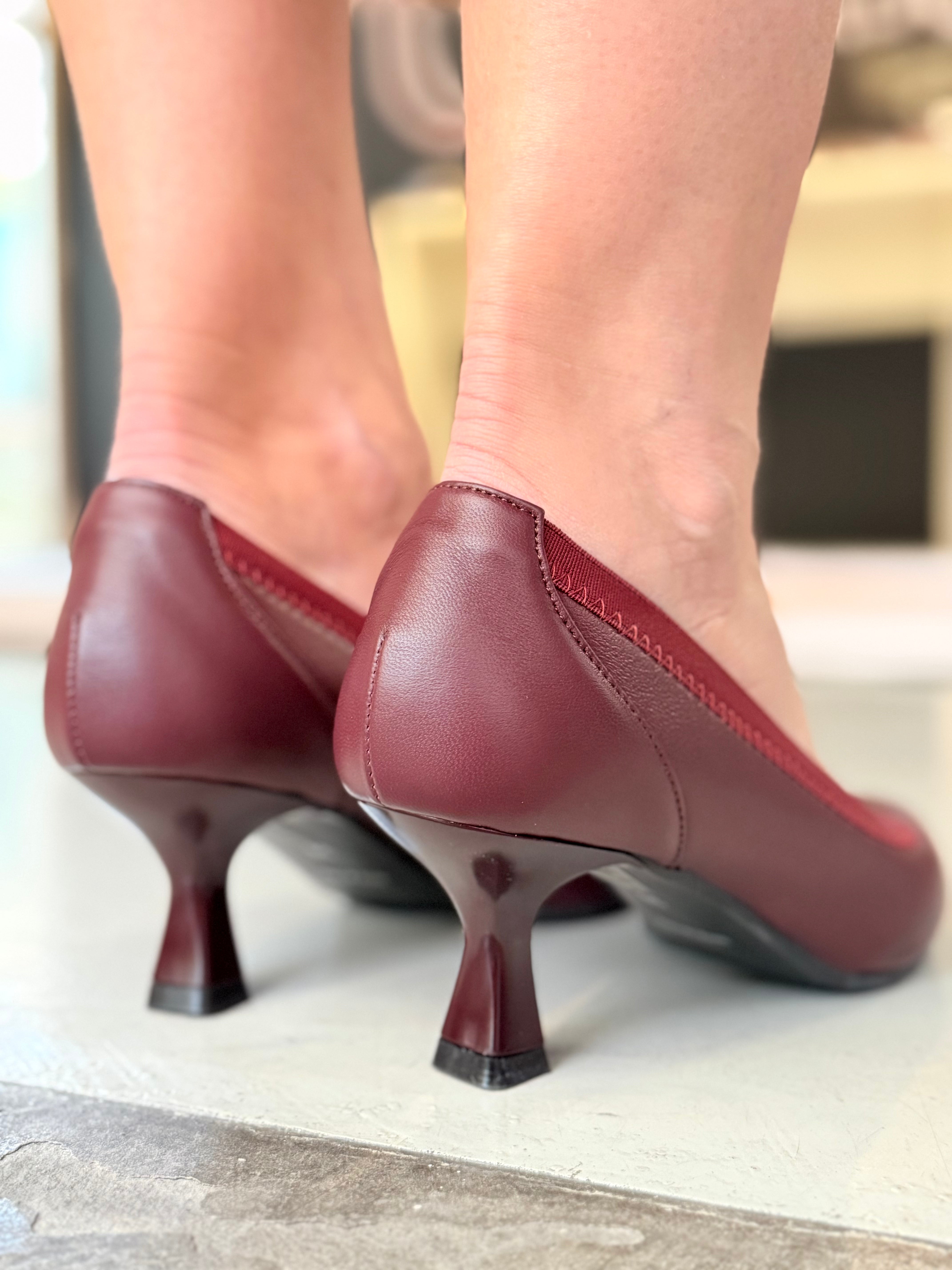 Image of Fujy Wine decollete' in nappa bordeaux con elastico tacco 5 artigianale marchigiana