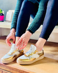 City Gold sneaker in tela e pelle color oro e bianco stile anni 70