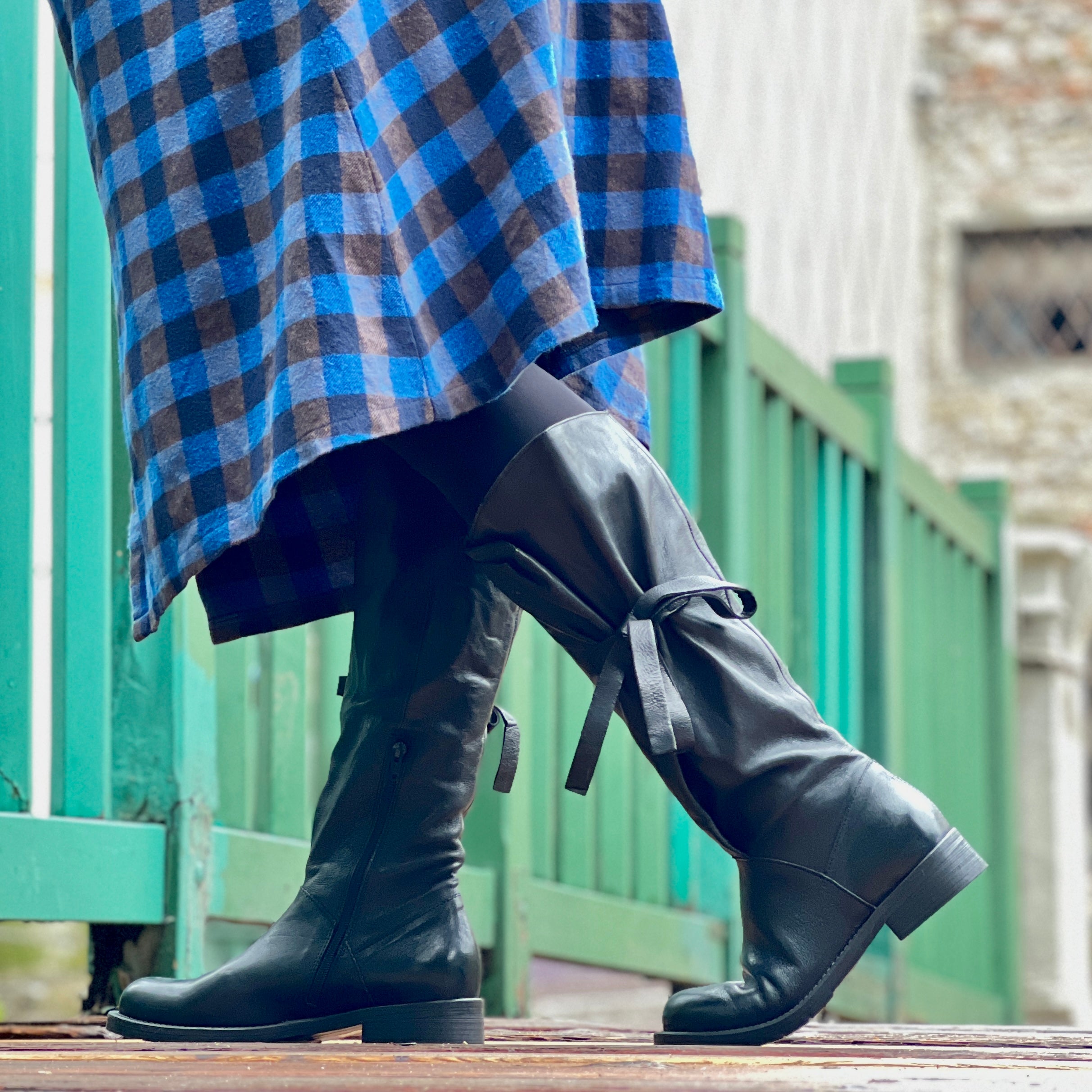 Image of Berlino Black stivale nero con gambale regolabile in pelle artigianale marchigiano