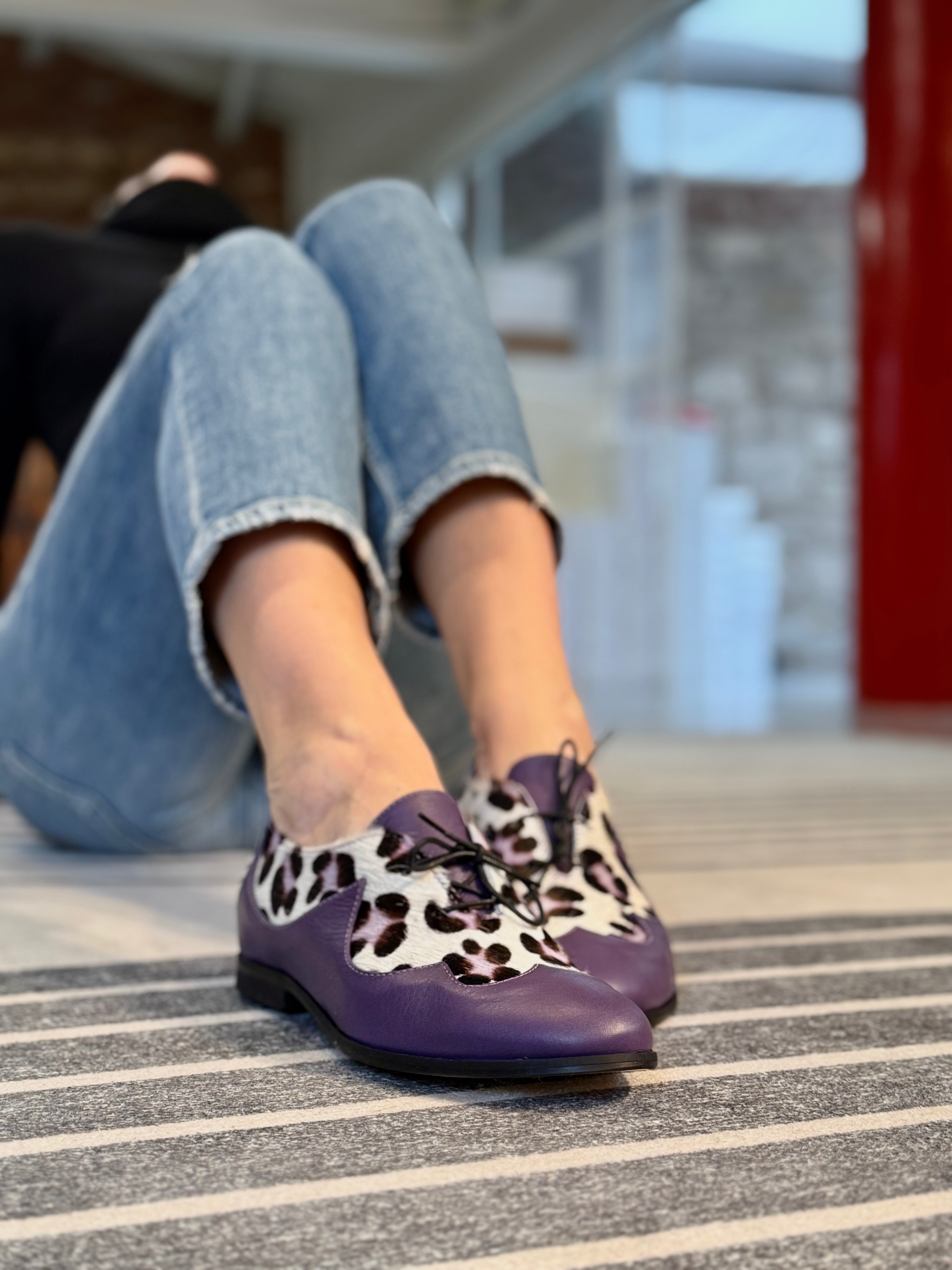 Image of Juno Pony Uva scarpina bassa in nappa viola e cavallino rialzo interno 3,5cm artigianale marchigiana