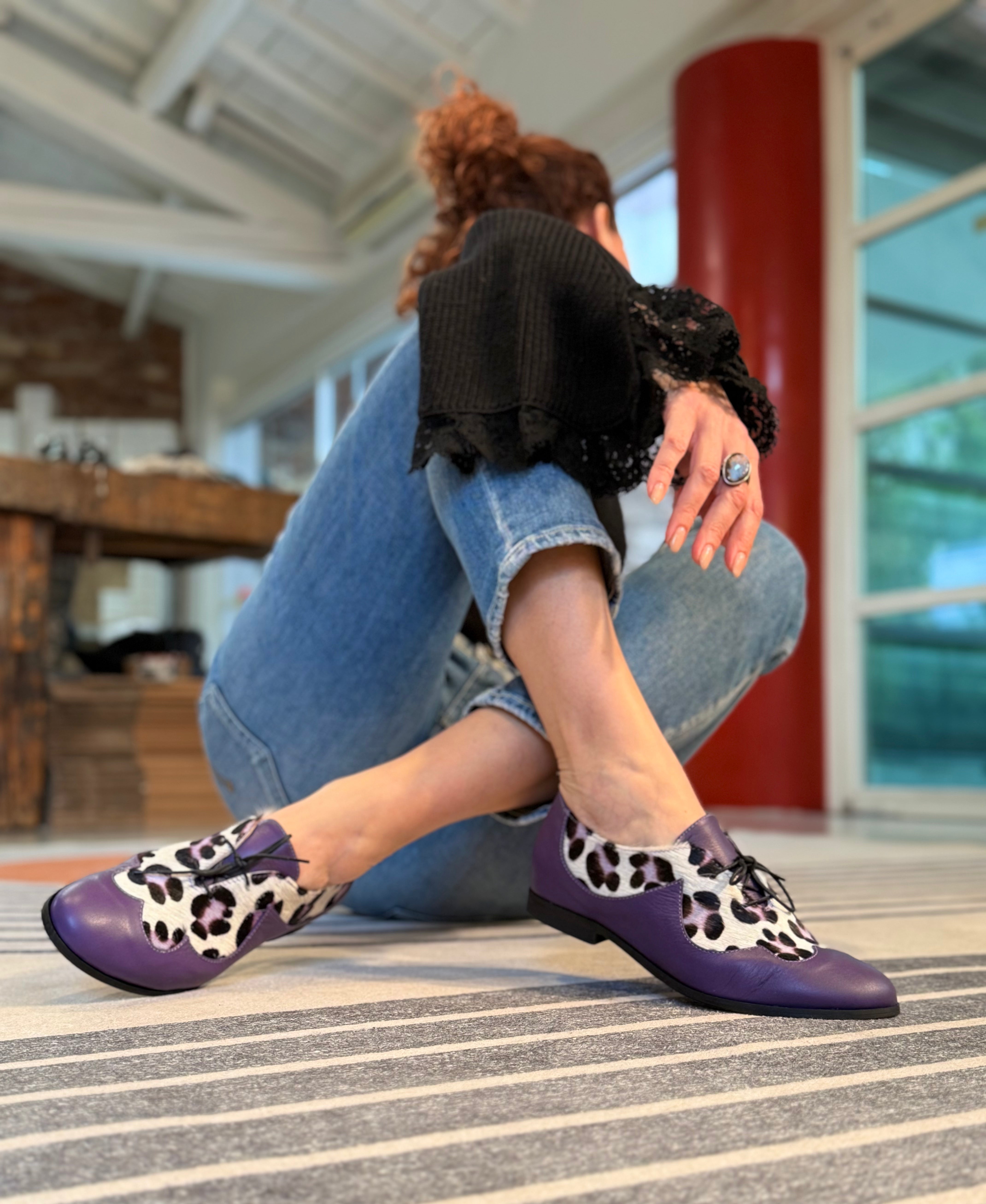 Image of Juno Pony Uva scarpina bassa in nappa viola e cavallino rialzo interno 3,5cm artigianale marchigiana