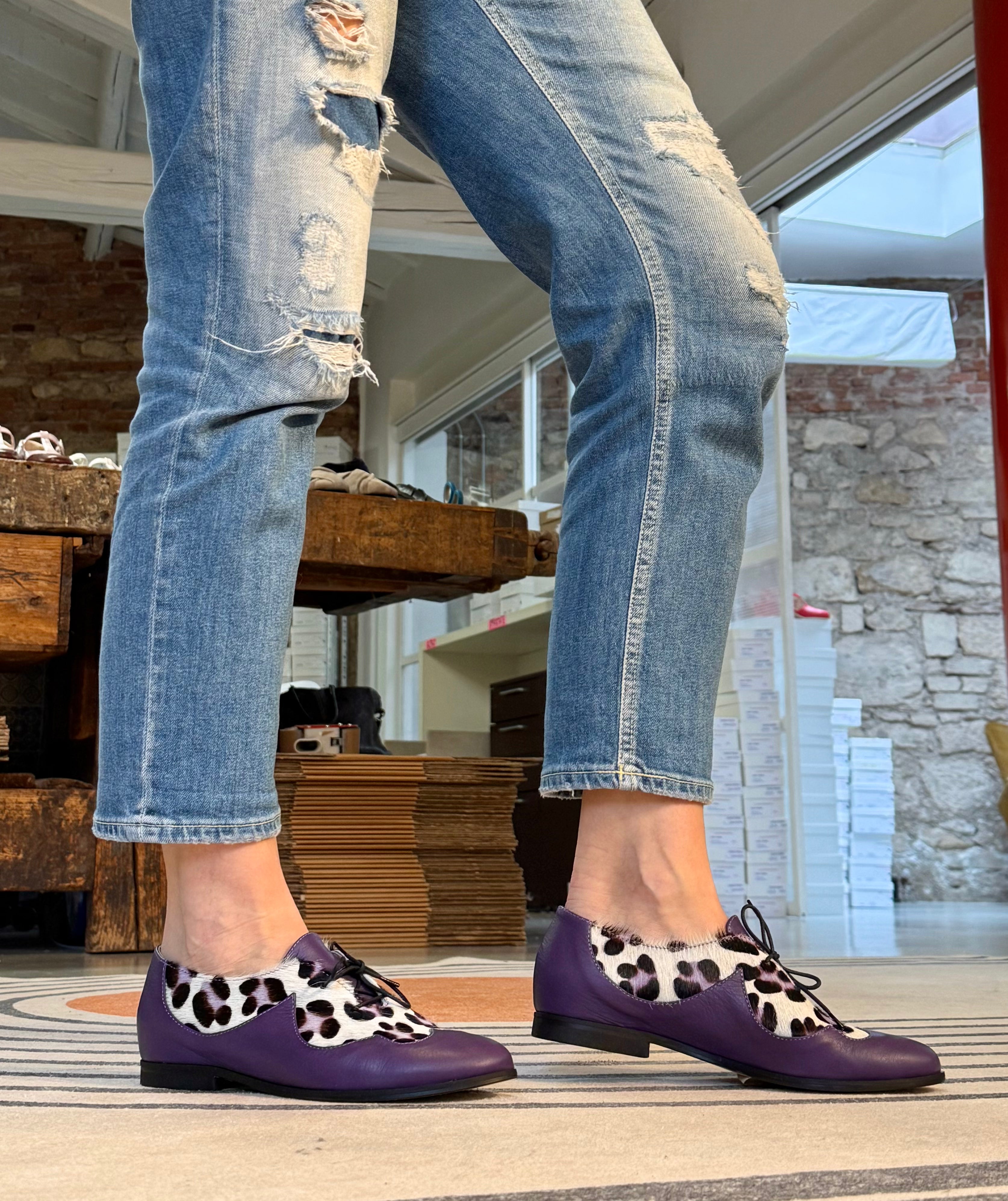 Image of Juno Pony Uva scarpina bassa in nappa viola e cavallino rialzo interno 3,5cm artigianale marchigiana