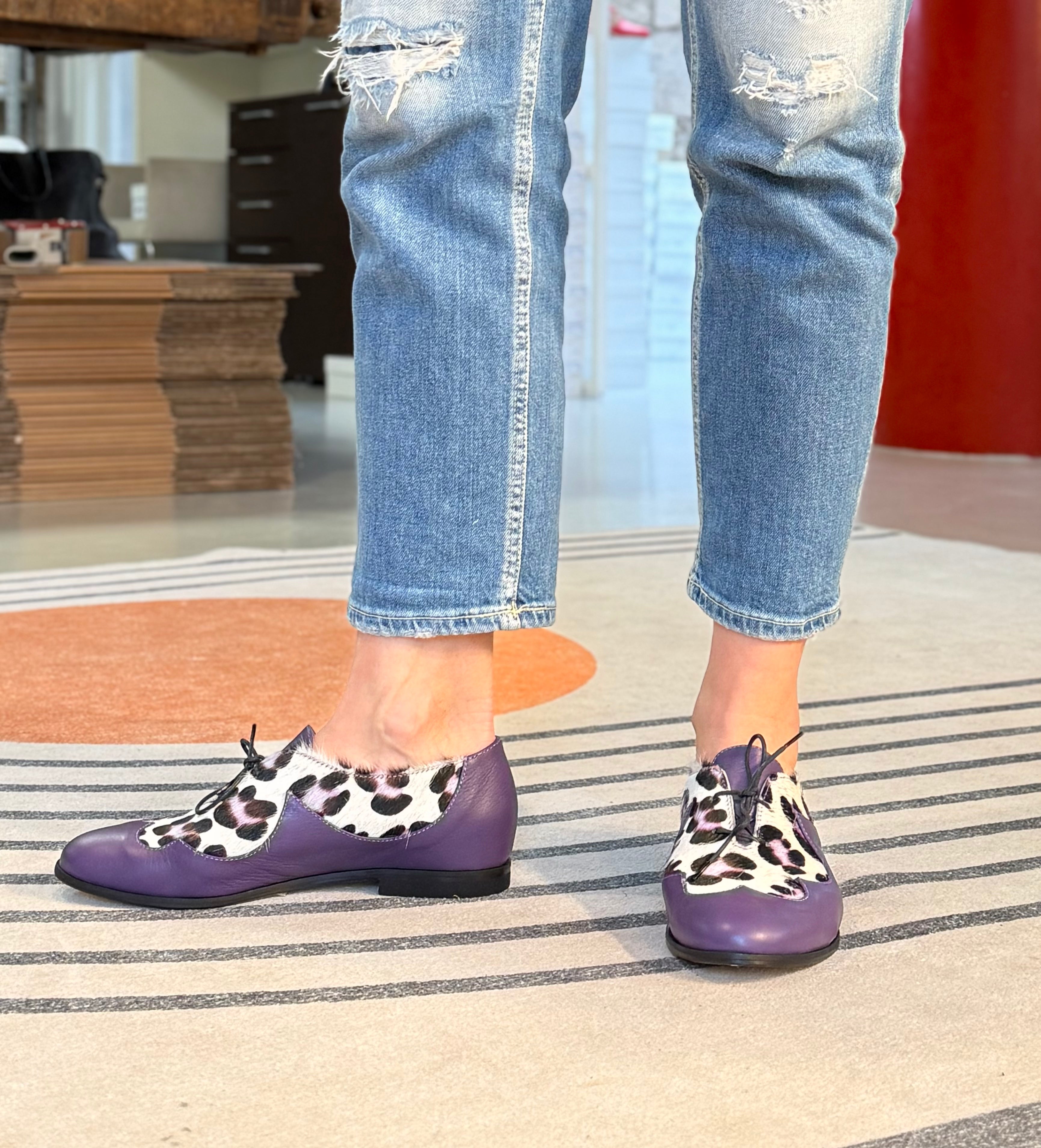 Image of Juno Pony Uva scarpina bassa in nappa viola e cavallino rialzo interno 3,5cm artigianale marchigiana