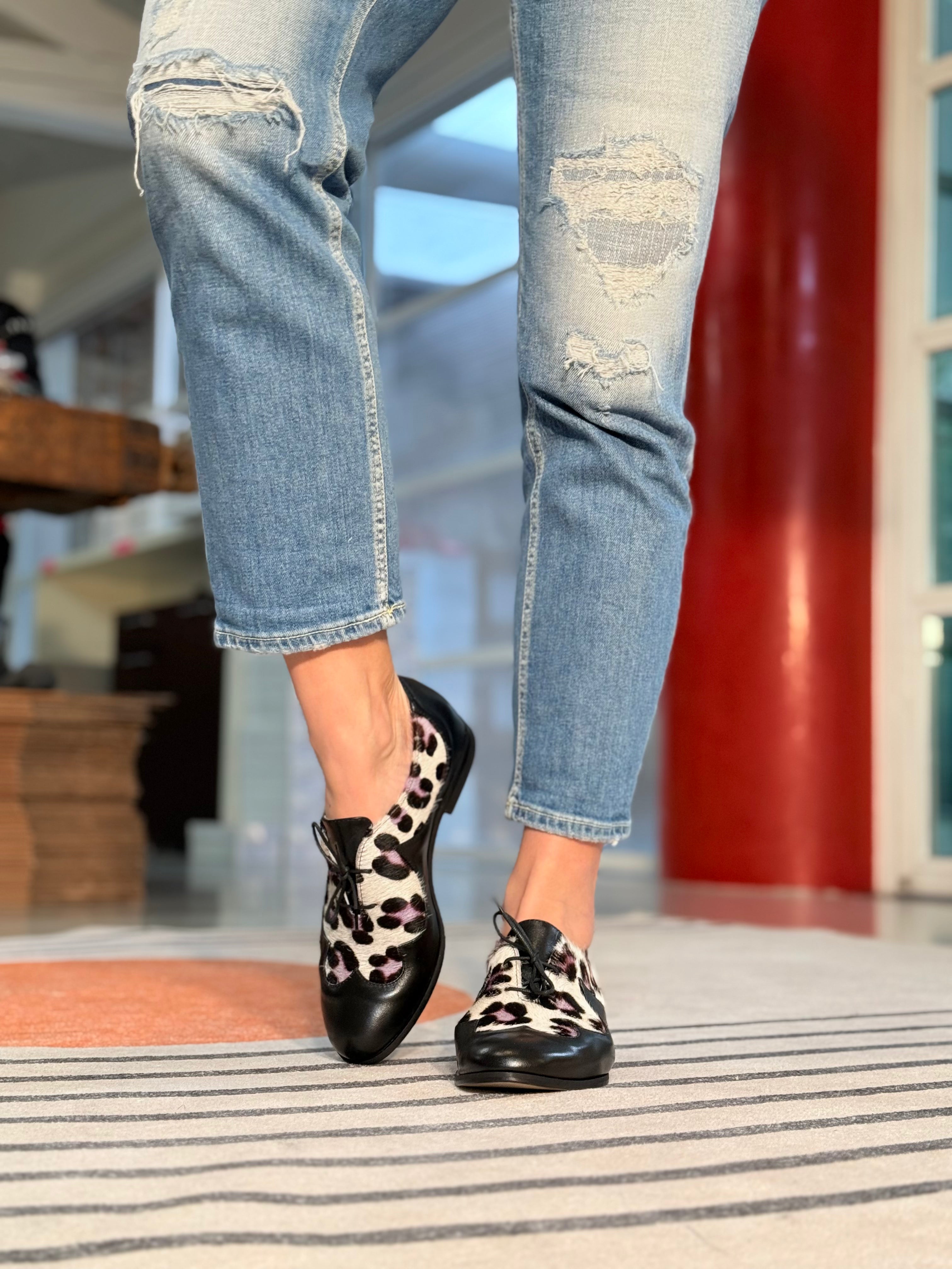 Image of Juno Pony Black scarpina bassa in nappa nera e cavallino rialzo interno 3,5cm artigianale marchigiana