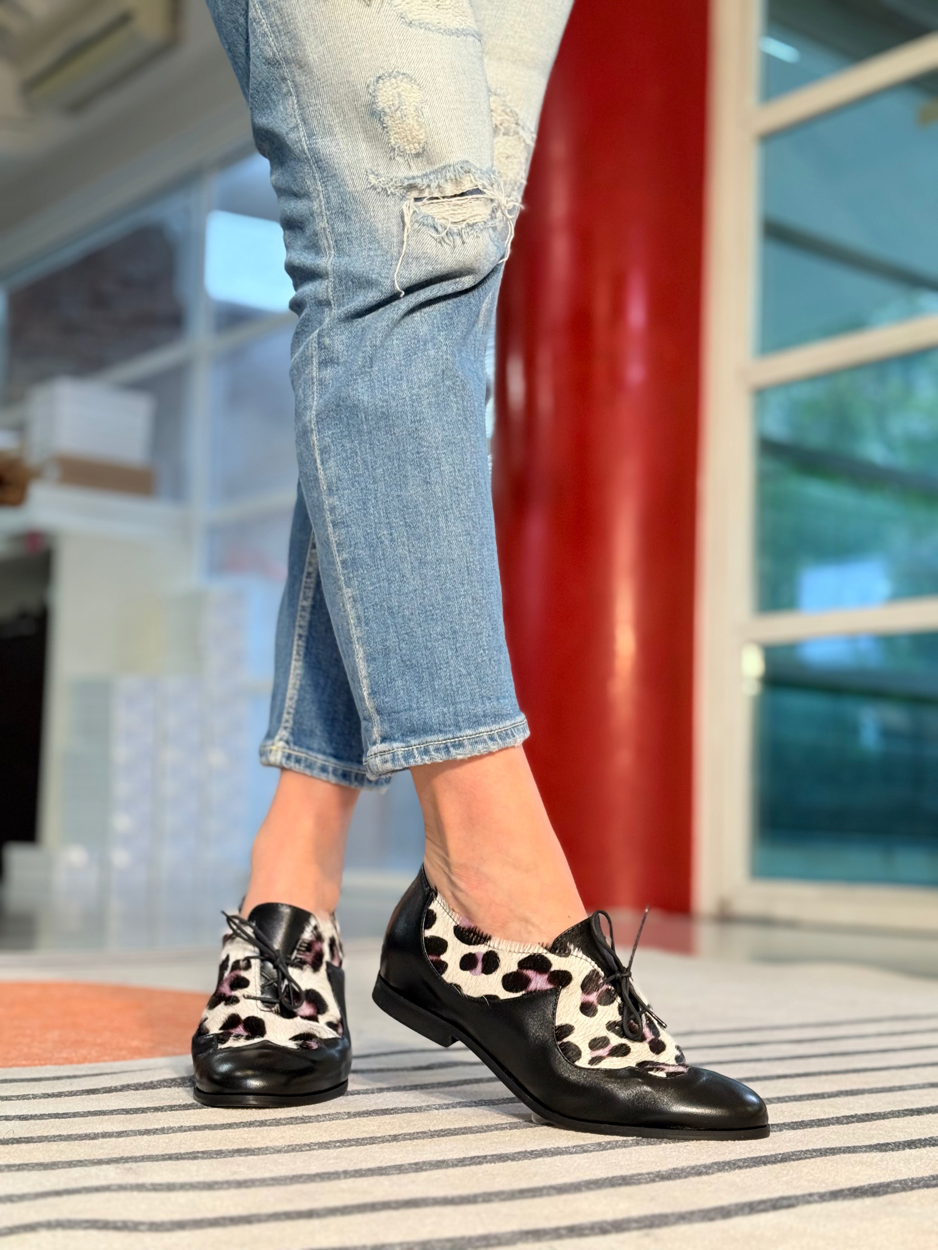 Image of Juno Pony Black scarpina bassa in nappa nera e cavallino rialzo interno 3,5cm artigianale marchigiana