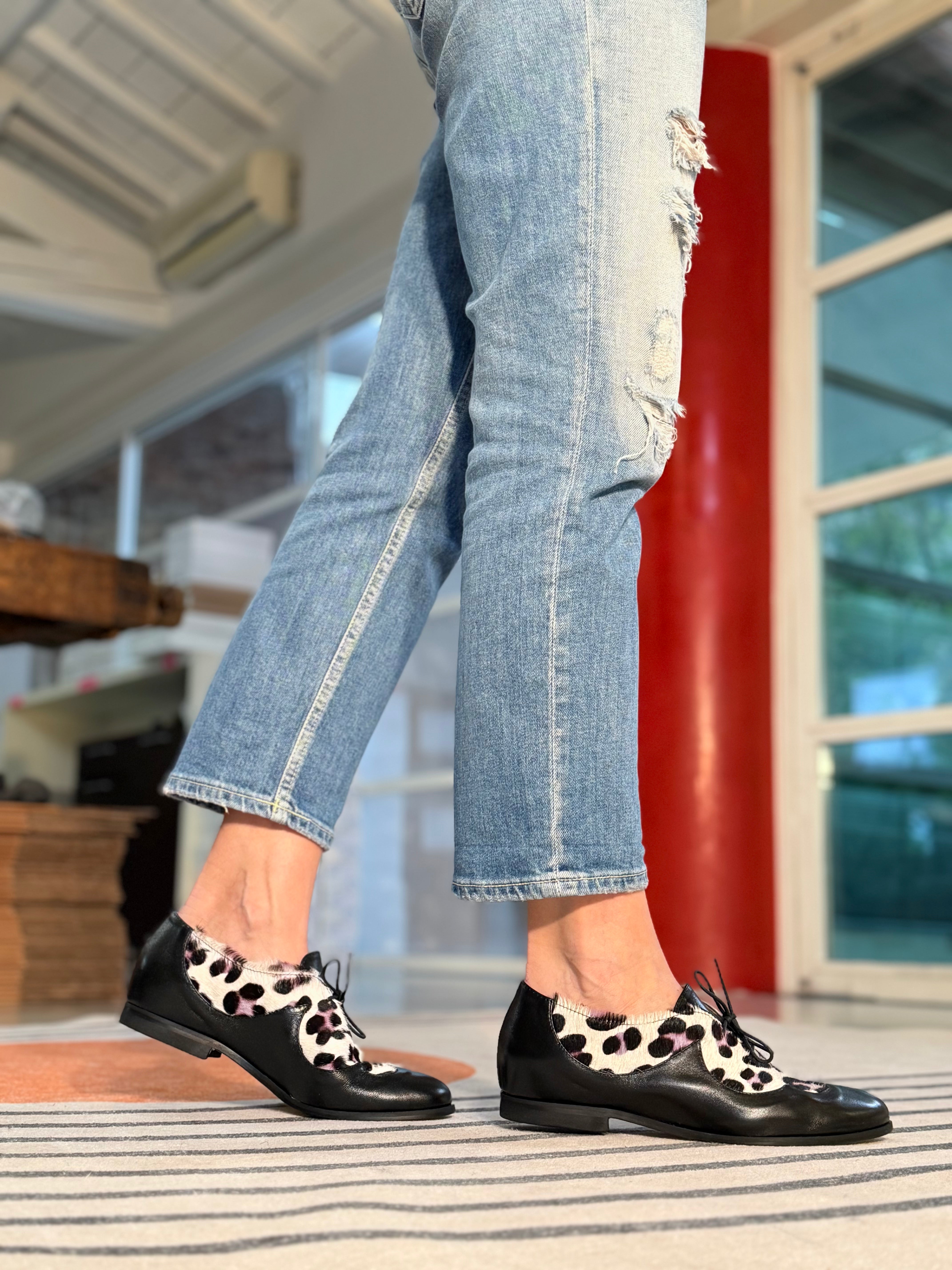 Image of Juno Pony Black scarpina bassa in nappa nera e cavallino rialzo interno 3,5cm artigianale marchigiana