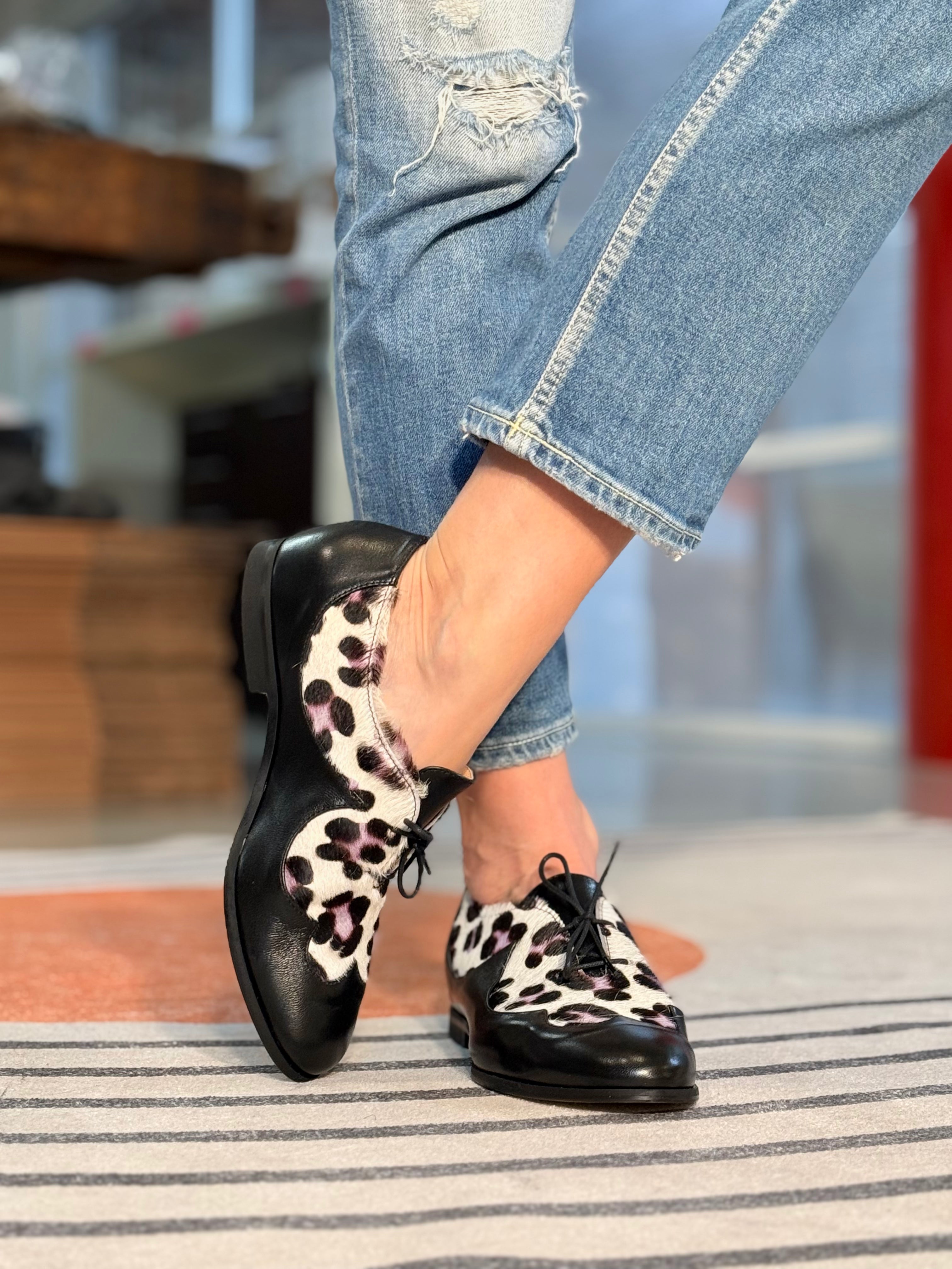 Image of Juno Pony Black scarpina bassa in nappa nera e cavallino rialzo interno 3,5cm artigianale marchigiana