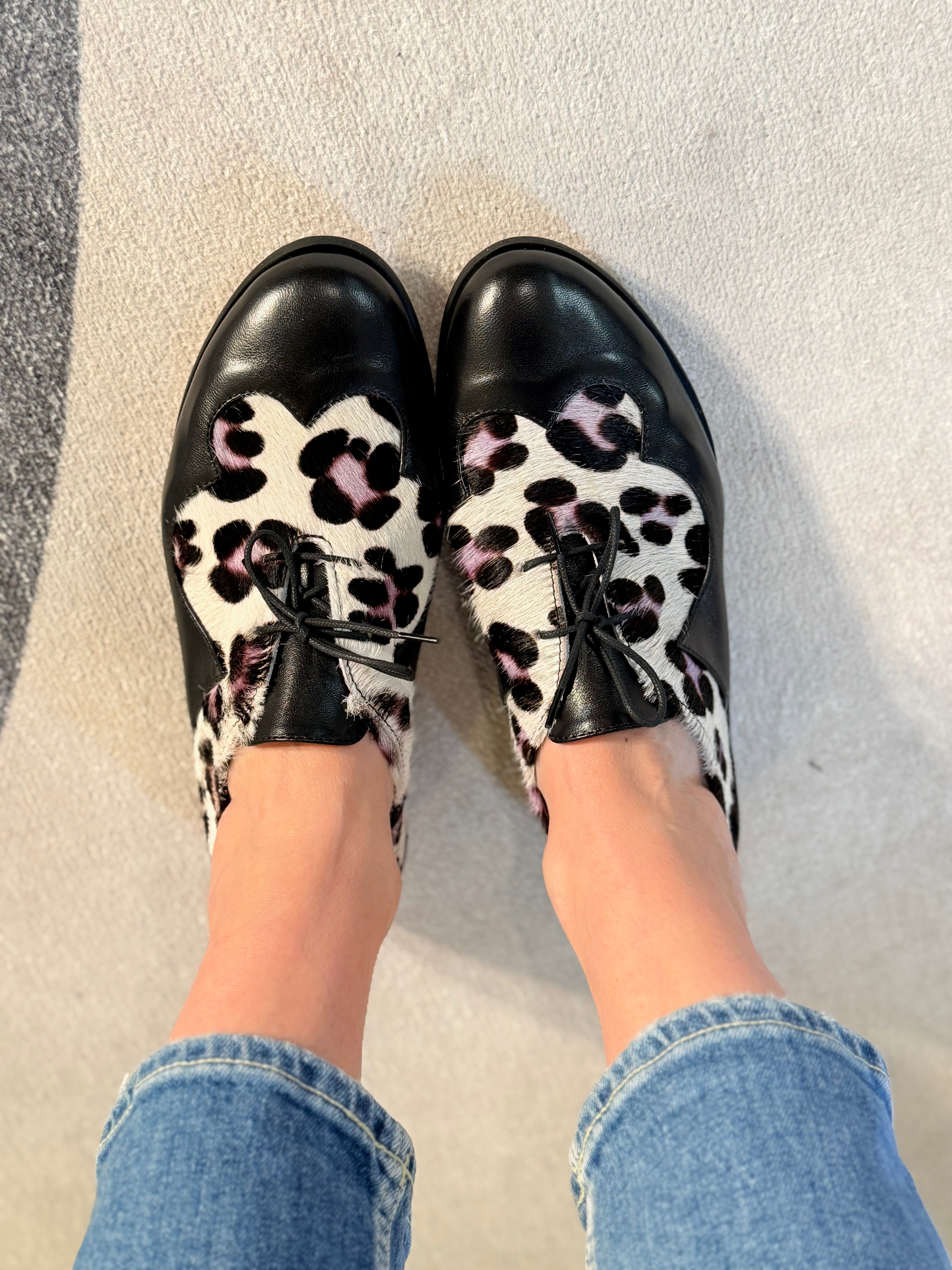 Image of Juno Pony Black scarpina bassa in nappa nera e cavallino rialzo interno 3,5cm artigianale marchigiana