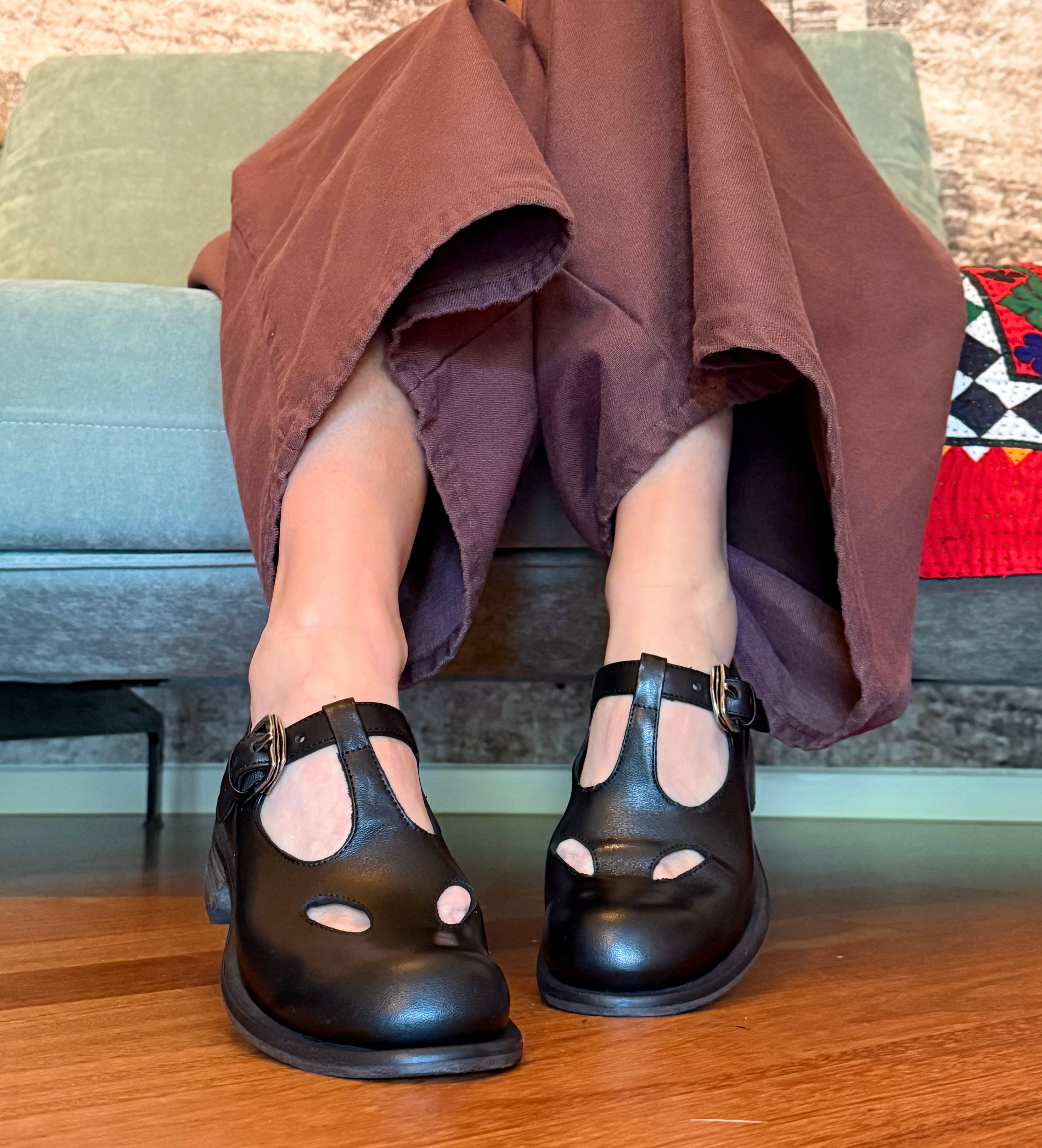 Image of Kokiri Black bebe con occhietti in pelle nera tacco 3cm artigianale marchigiana