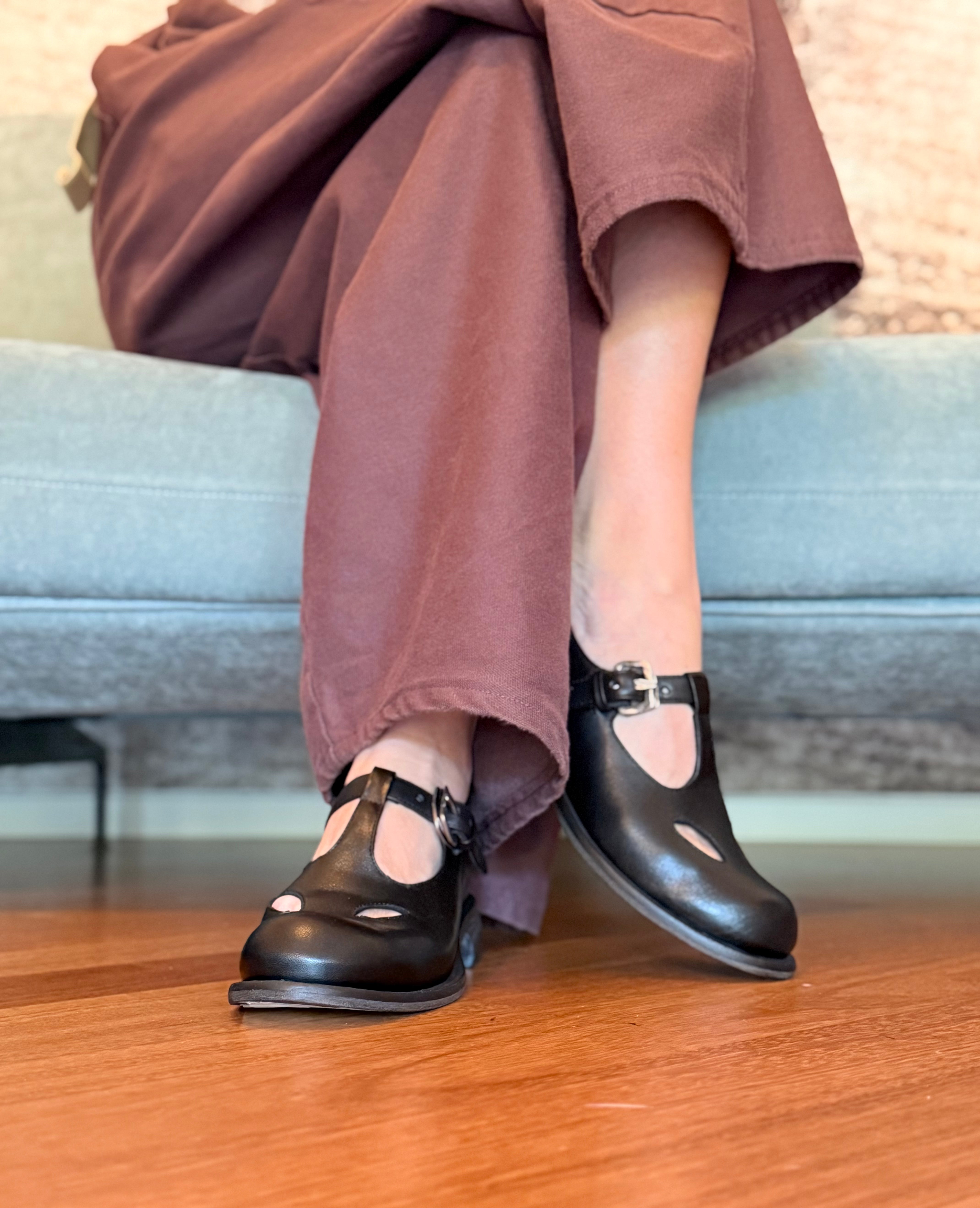 Image of Kokiri Black bebe con occhietti in pelle nera tacco 3cm artigianale marchigiana