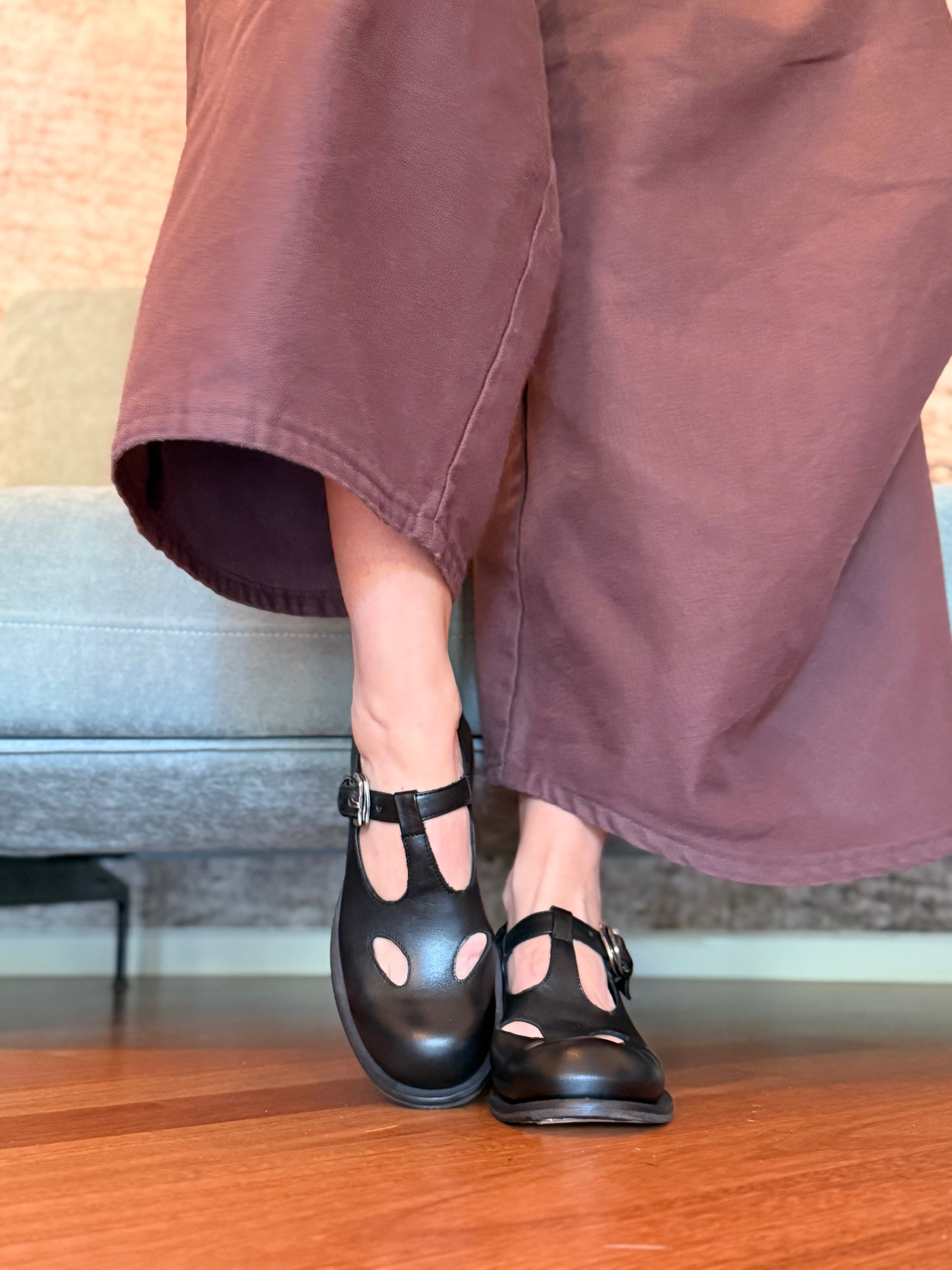 Image of Kokiri Black bebe con occhietti in pelle nera tacco 3cm artigianale marchigiana