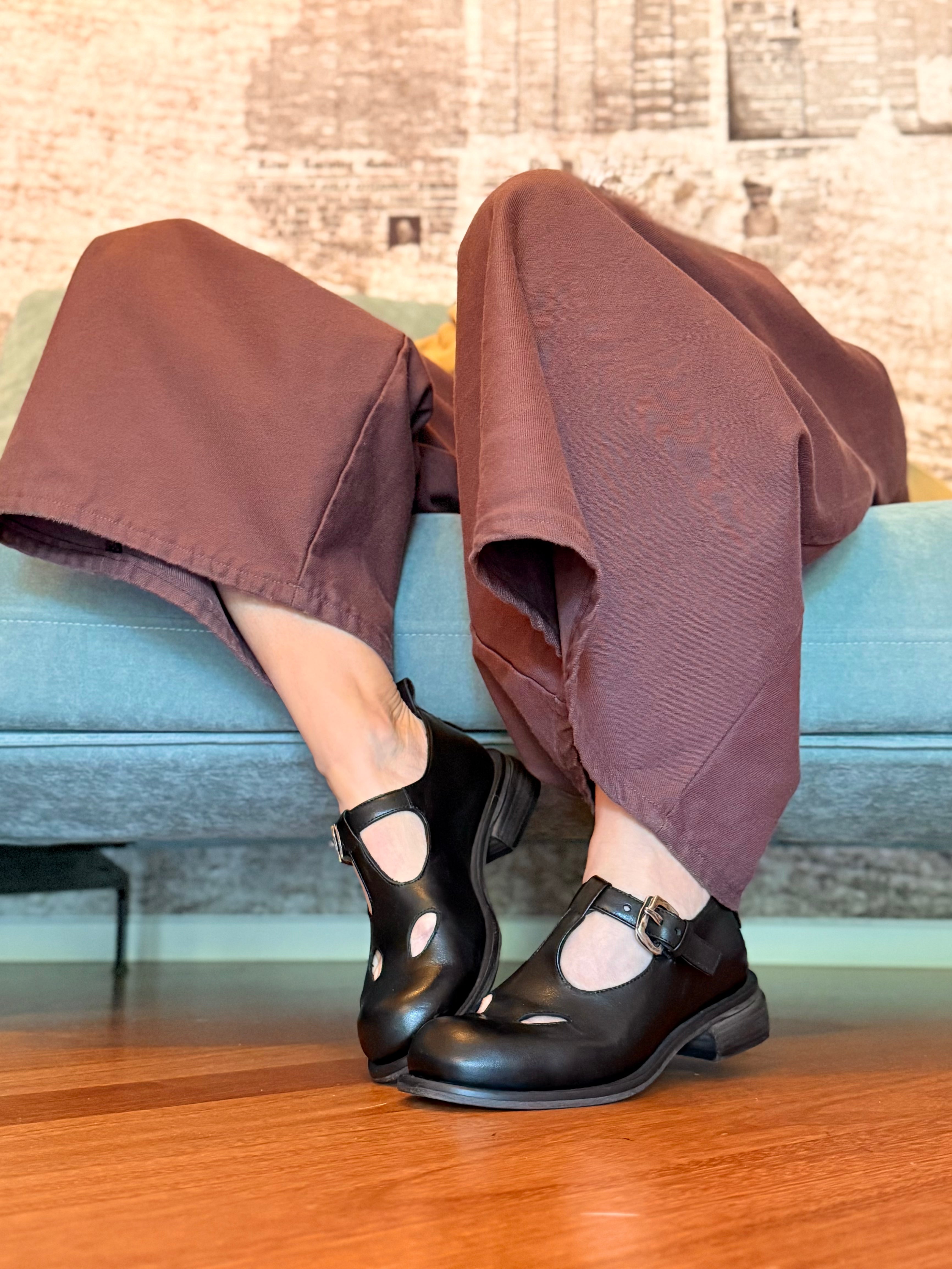 Image of Kokiri Black bebe con occhietti in pelle nera tacco 3cm artigianale marchigiana