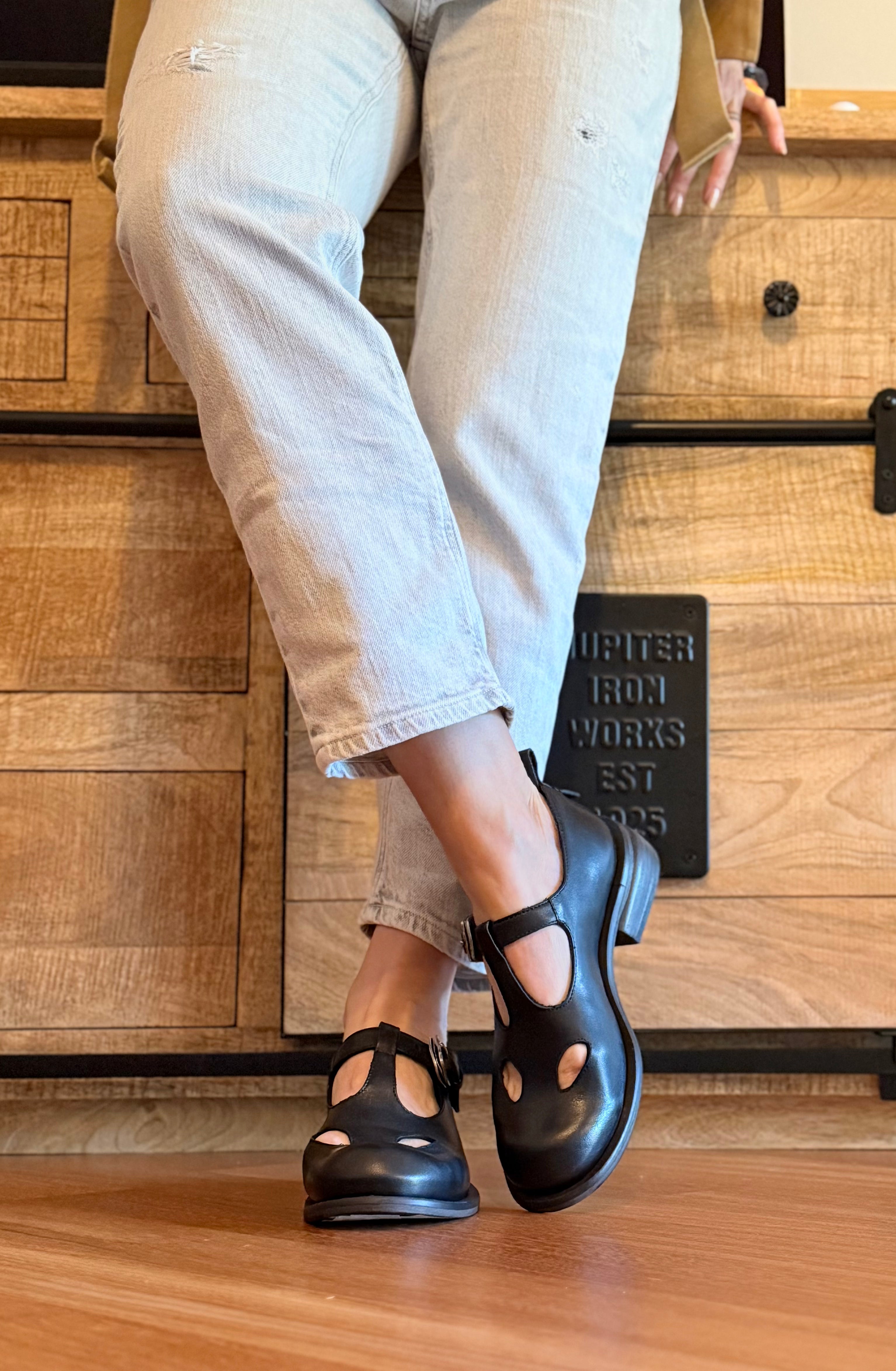 Image of Kokiri Black bebe con occhietti in pelle nera tacco 3cm artigianale marchigiana