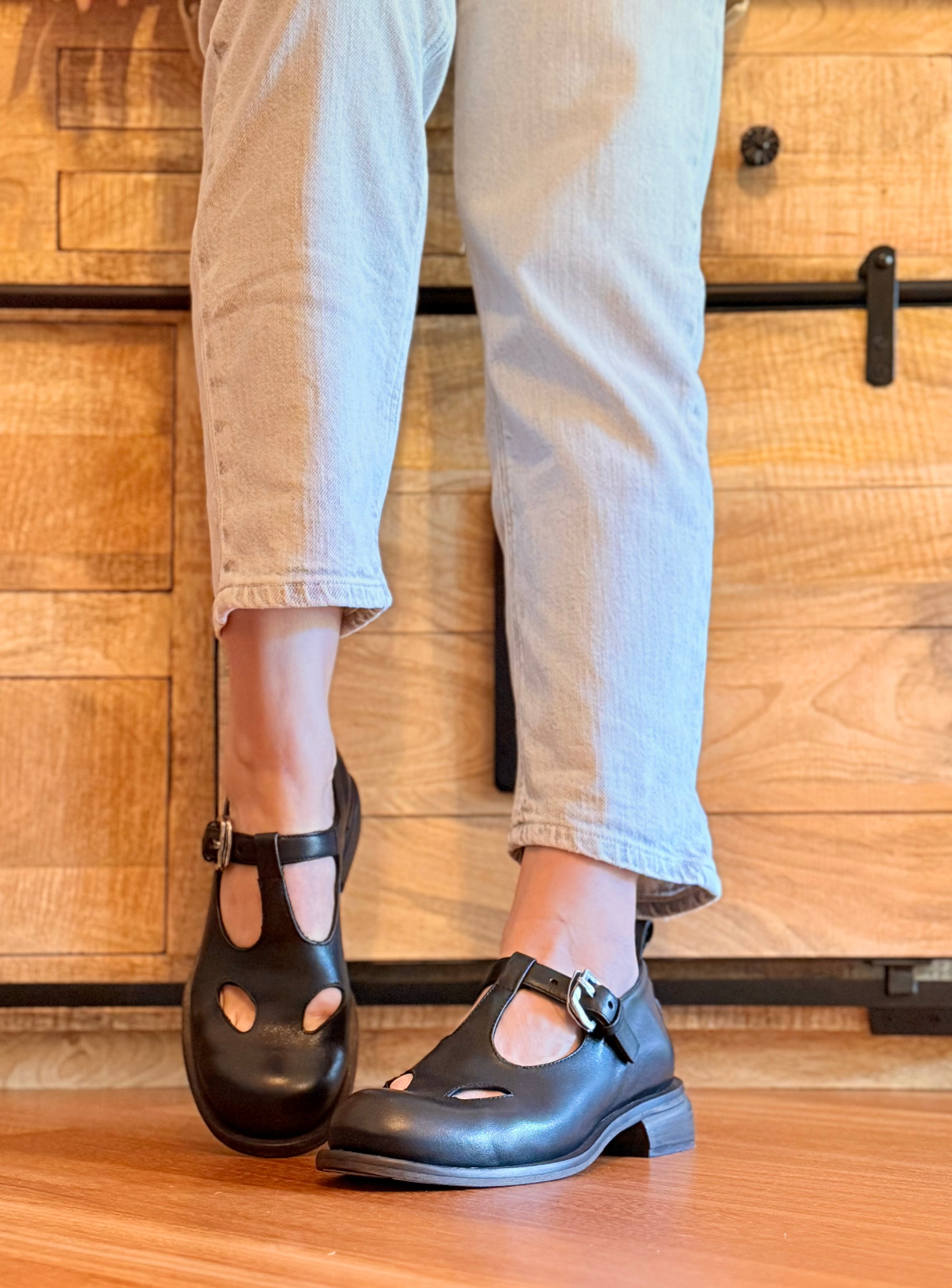 Image of Kokiri Black bebe con occhietti in pelle nera tacco 3cm artigianale marchigiana