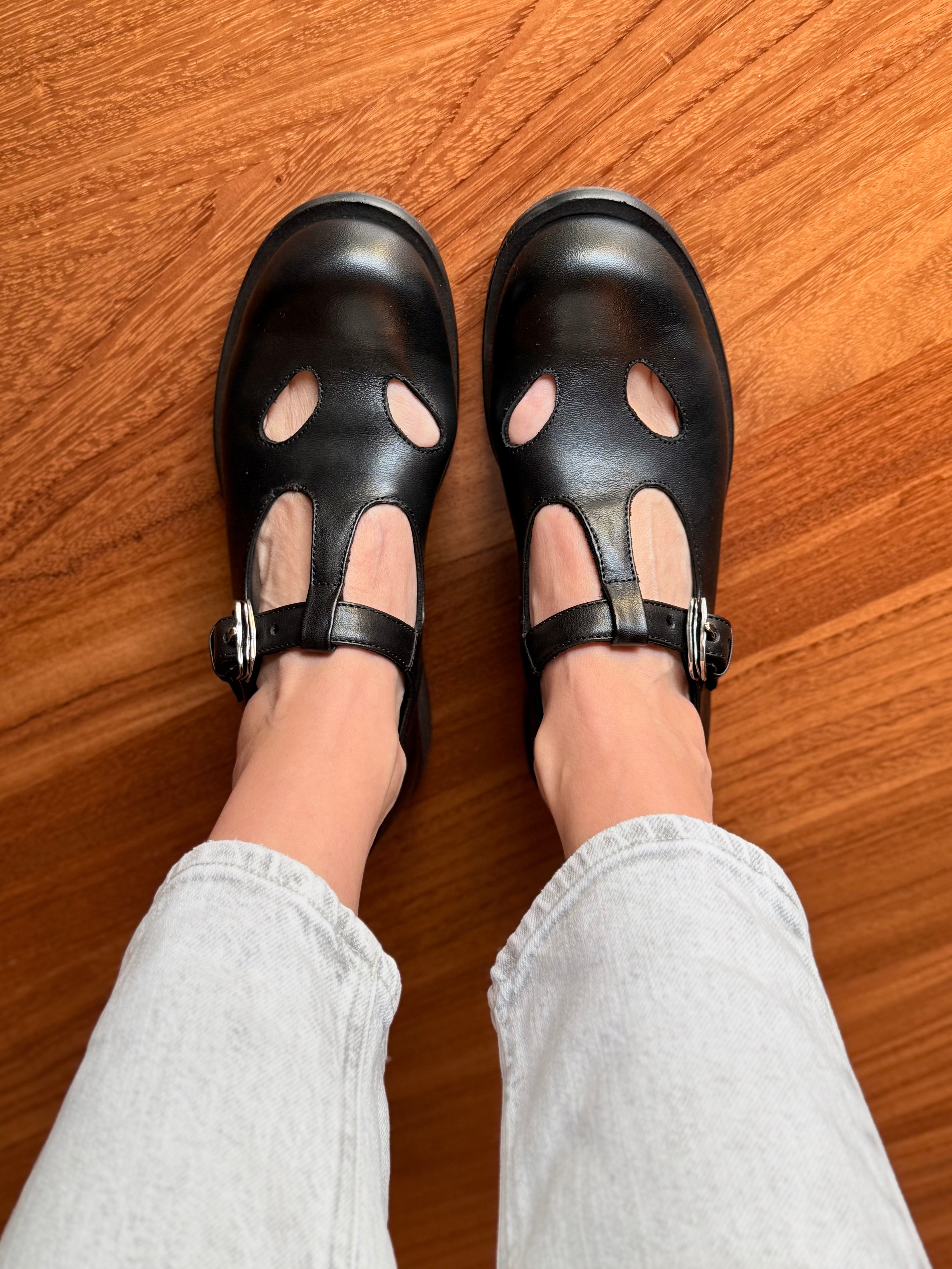 Image of Kokiri Black bebe con occhietti in pelle nera tacco 3cm artigianale marchigiana