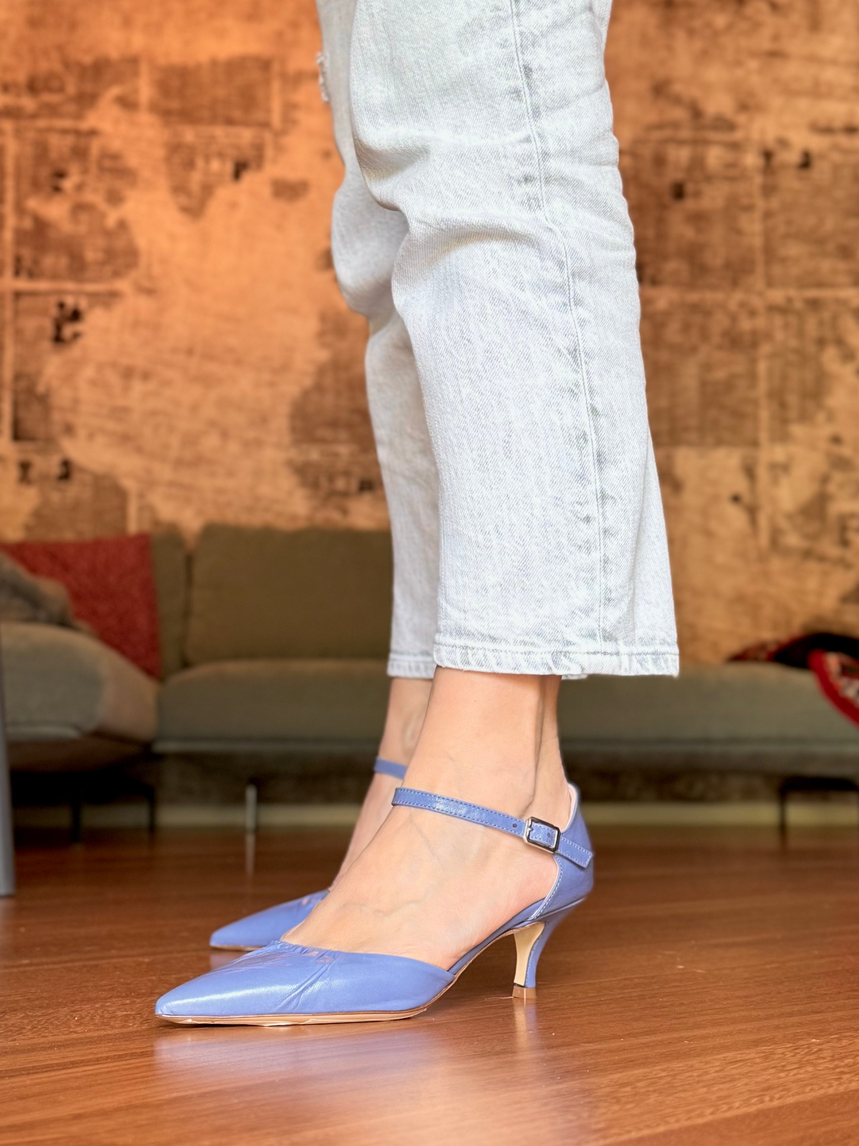 Image of Paulette Jeans decollete in vernice su base camoscio azzurra con cinturino tacco 6cm artigianale marchigiano