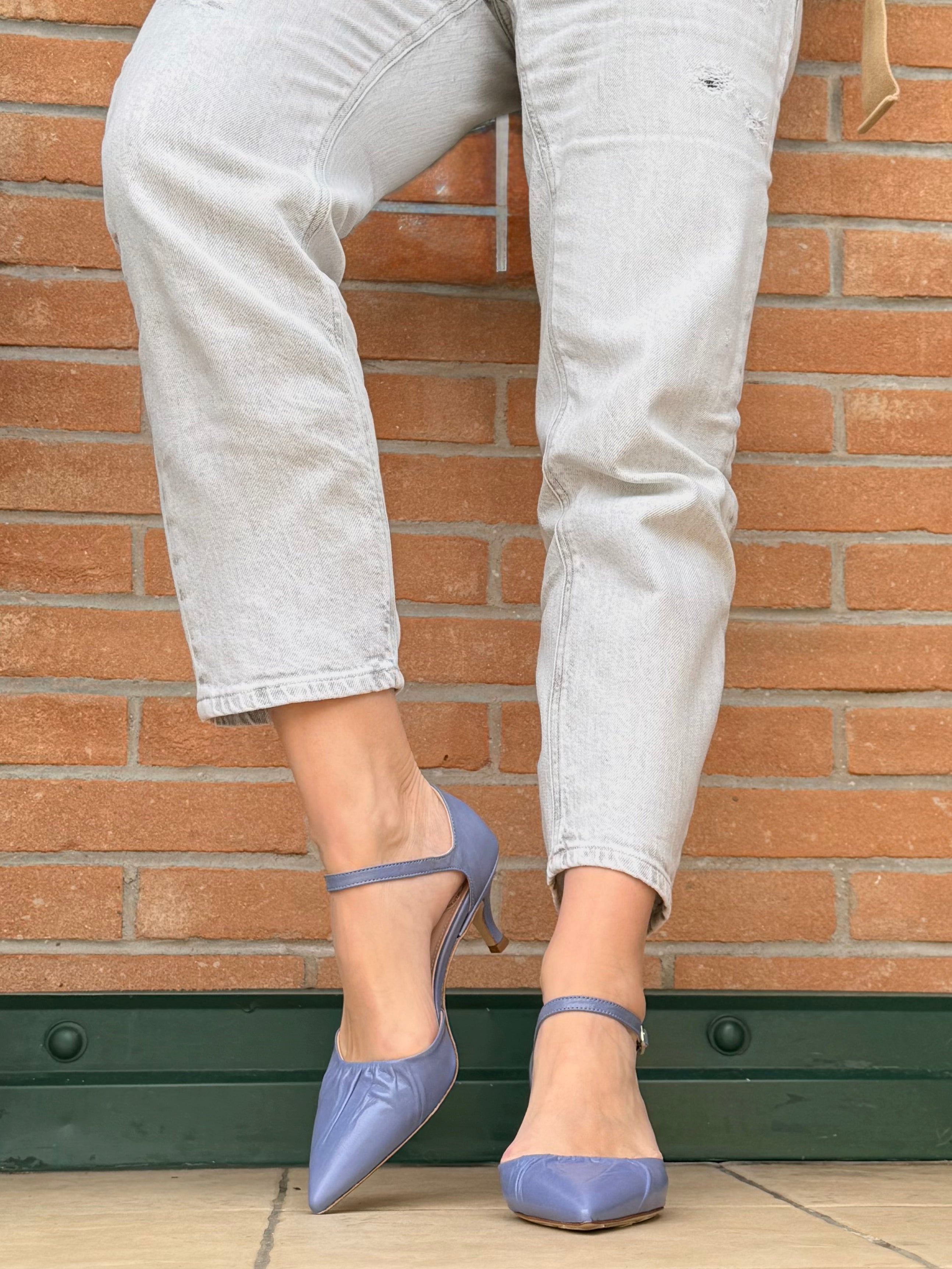 Image of Paulette Jeans decollete in vernice su base camoscio azzurra con cinturino tacco 6cm artigianale marchigiano